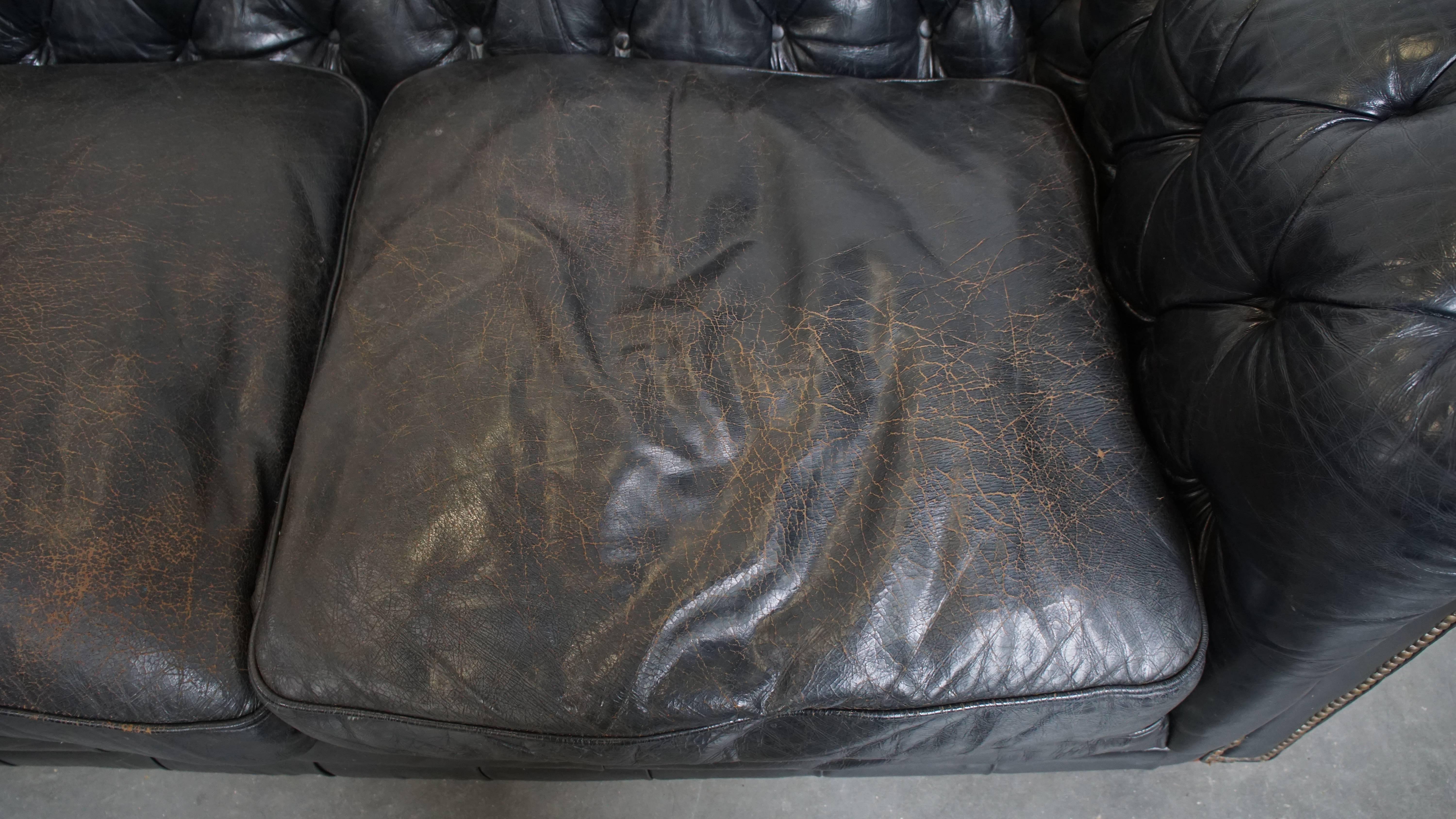 Comfortable Chesterfield 2,5-Sitzer-Sofa aus schwarzem Rindsleder im Angebot 1