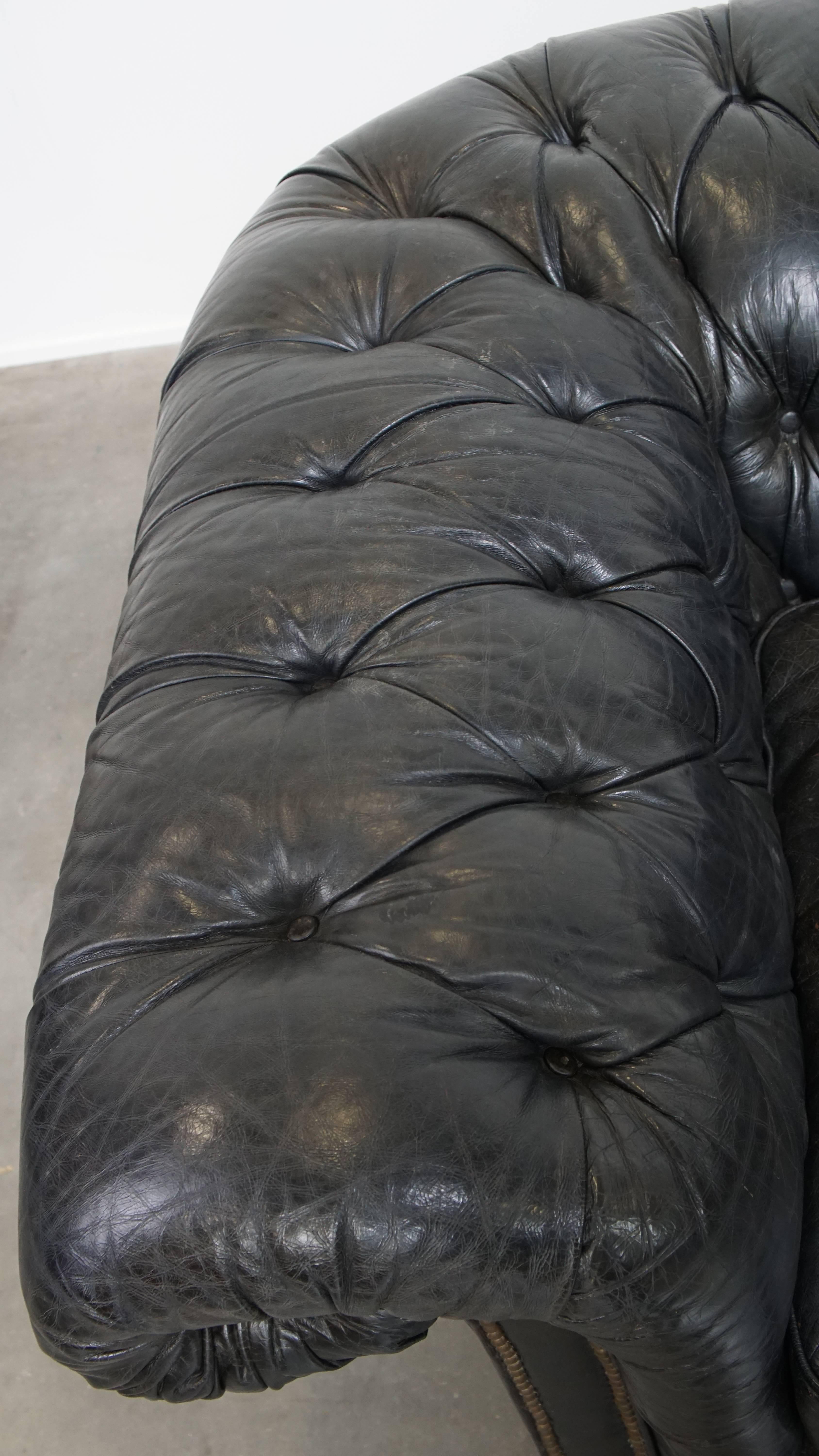Comfortable Chesterfield 2,5-Sitzer-Sofa aus schwarzem Rindsleder im Angebot 2