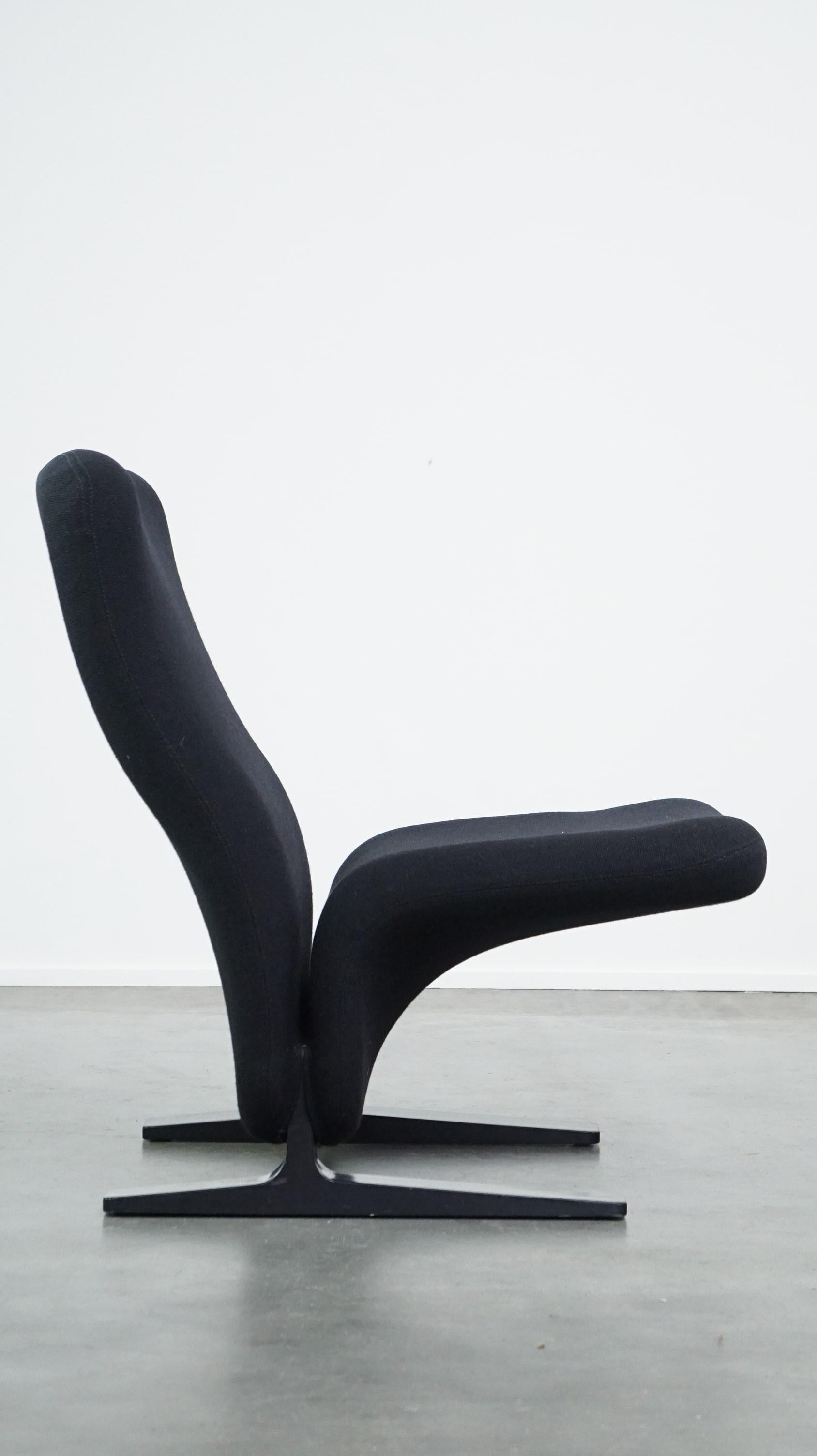 Français Fauteuil noir confortable au design vintage en vente