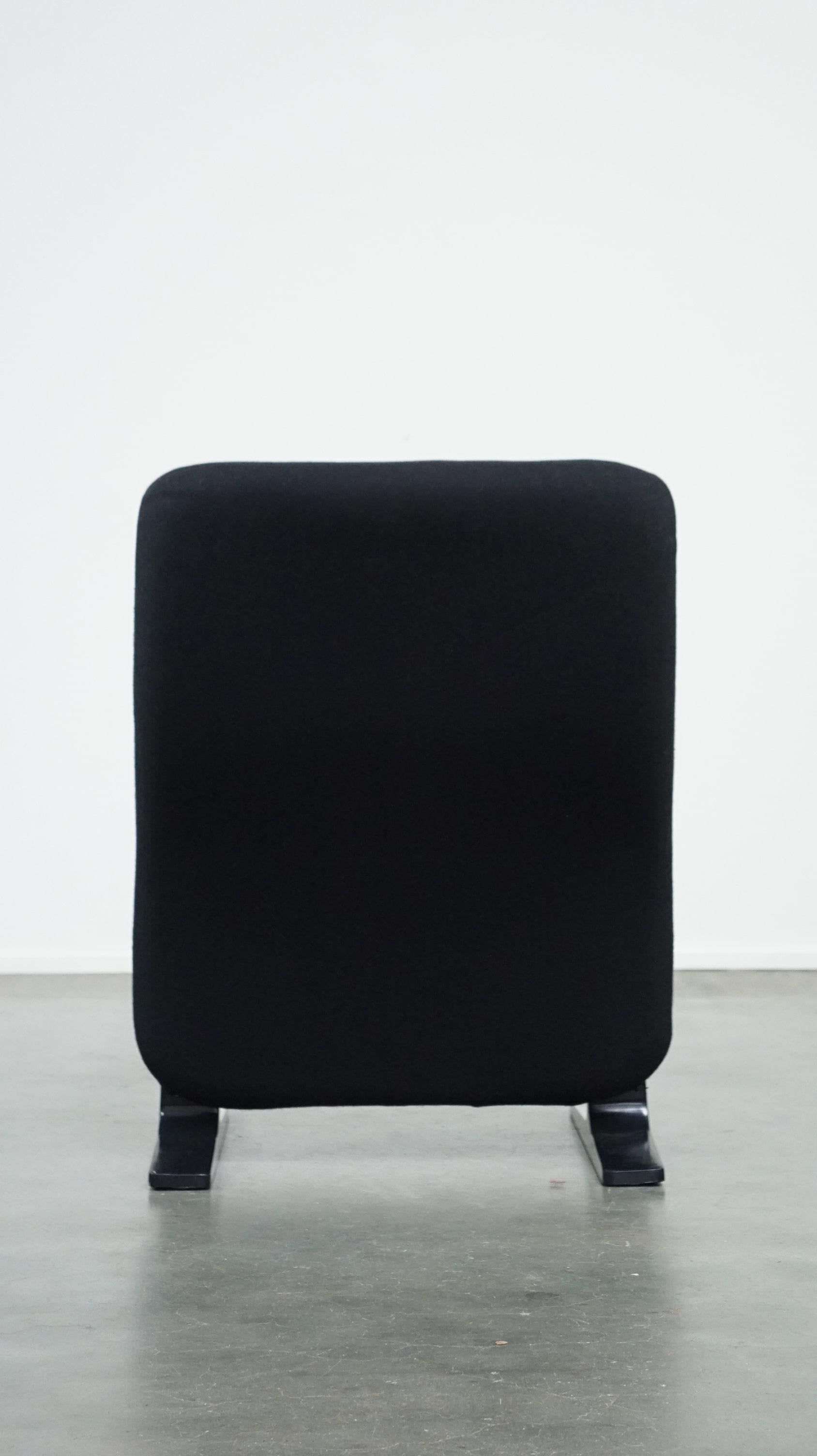 Fait main Fauteuil noir confortable au design vintage en vente