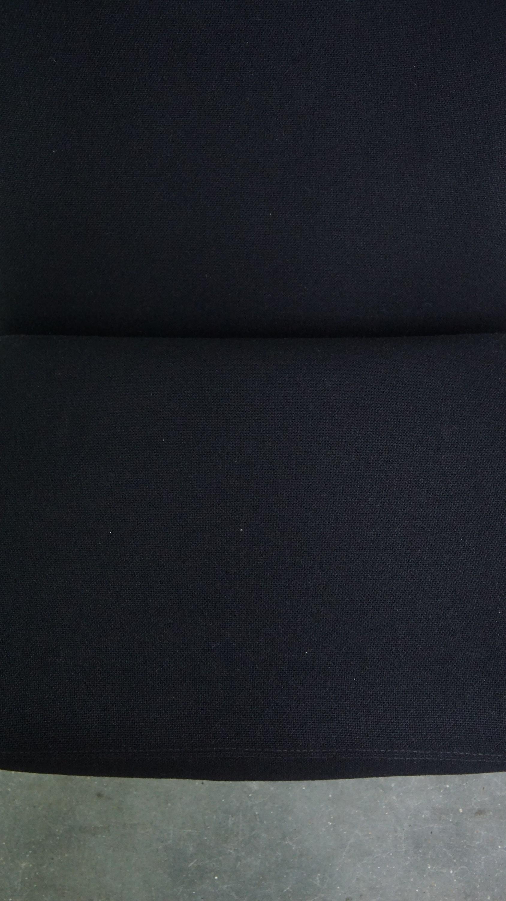 Milieu du XXe siècle Fauteuil noir confortable au design vintage en vente