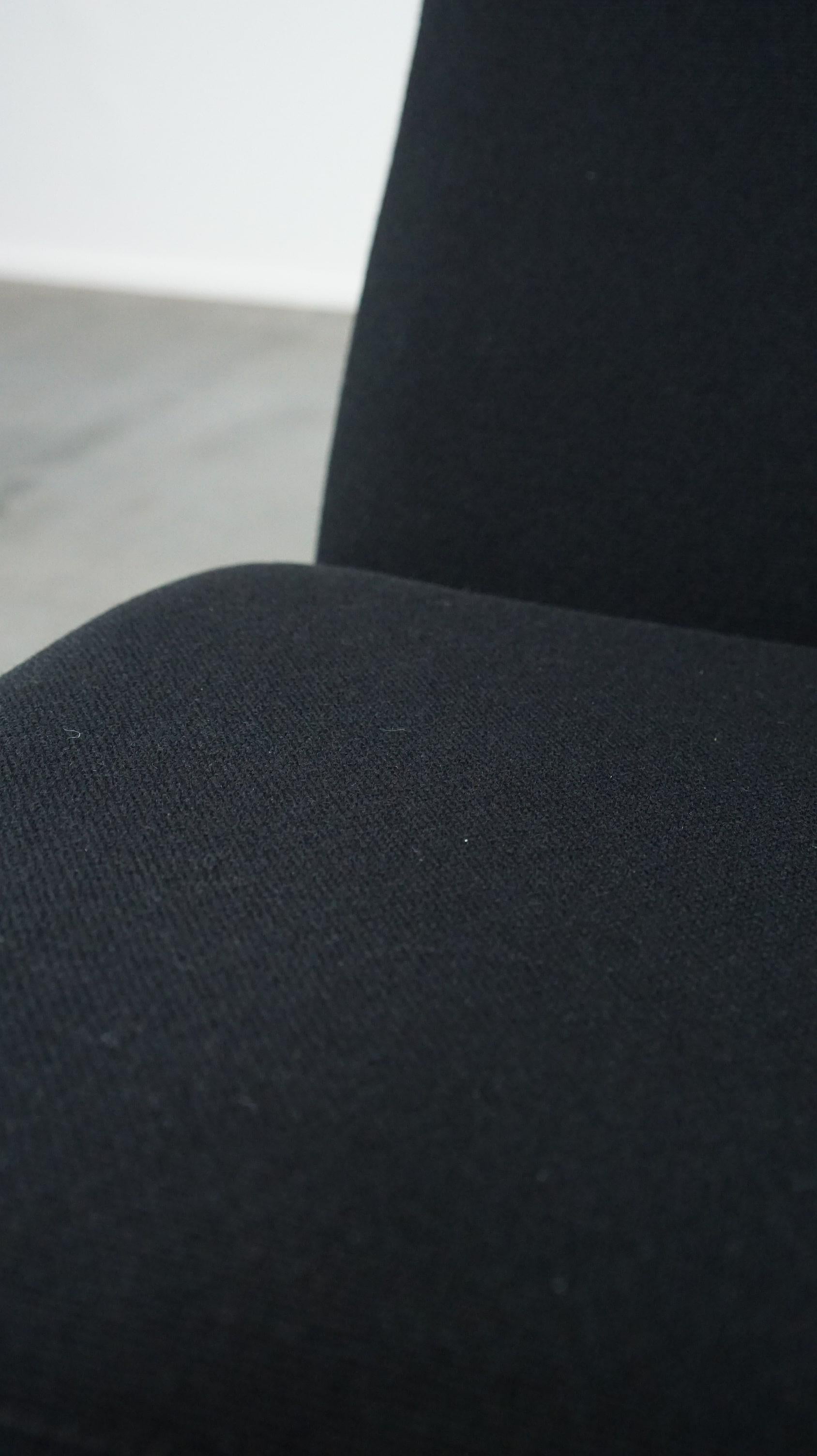 Fauteuil noir confortable au design vintage en vente 1