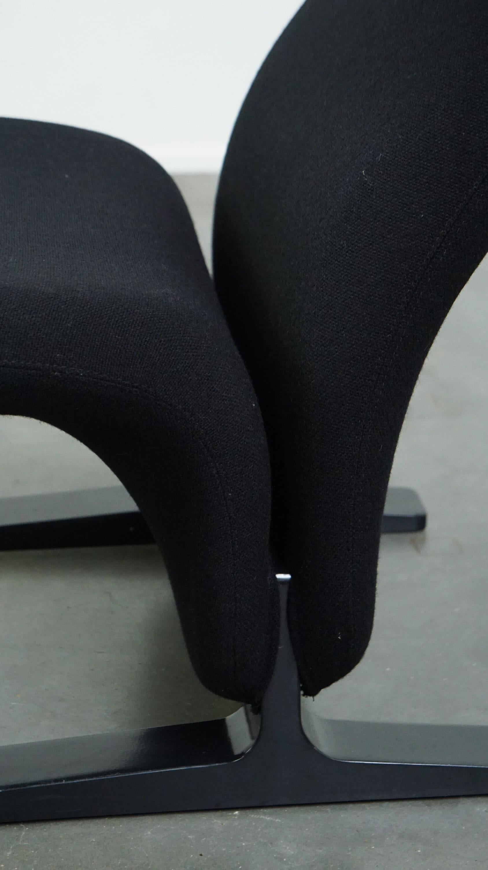 Fauteuil noir confortable au design vintage en vente 2