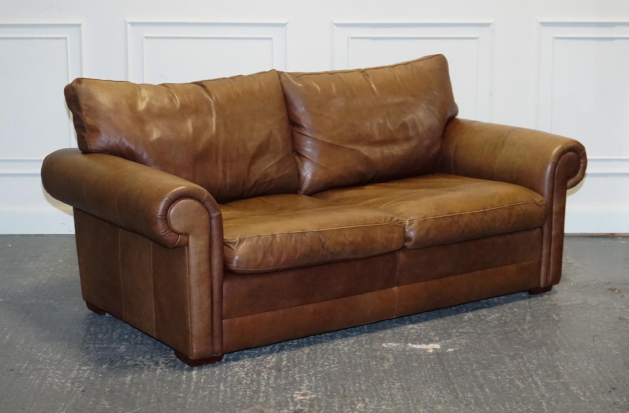 Antiquariato di Londra

Siamo lieti di offrire in vendita questo comodo divano vintage in pelle con cuscini per lo schienale riempiti di piume.

Un divano di ottima qualità, crediamo che si tratti di Collins & Hayes per via della qualità del divano,