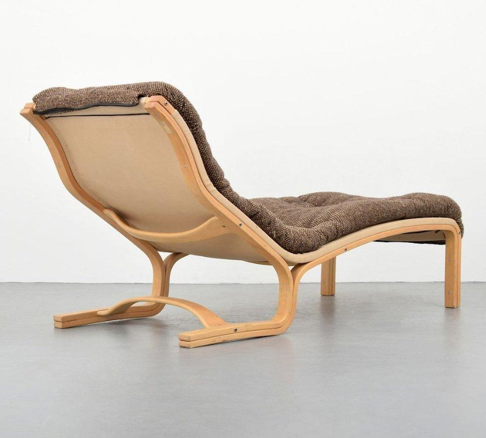 Comfortable chaise longue / chaise lounge by Esko Pajamies for ASKO, Finland.
 
