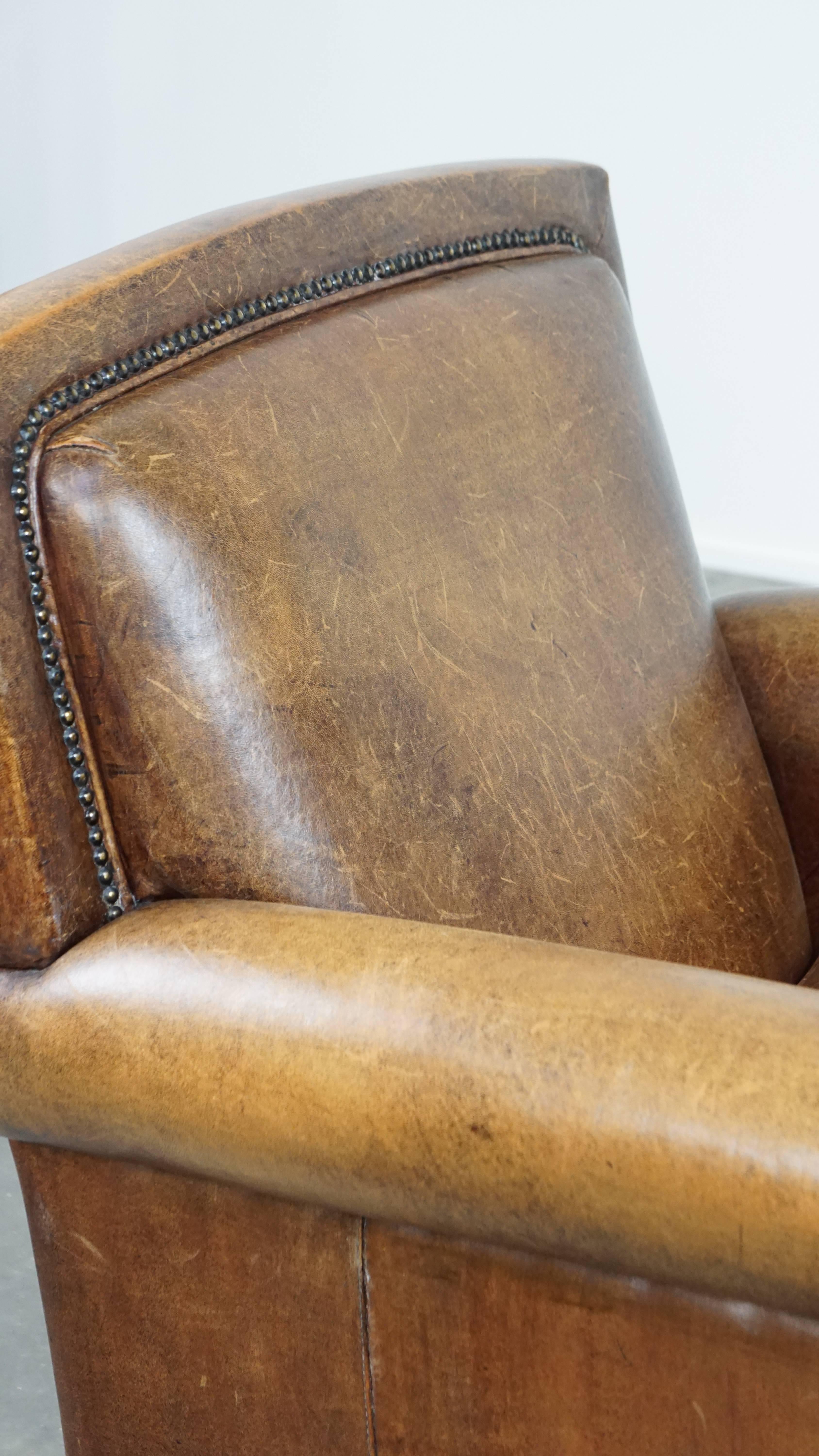 Poltrona comoda e di carattere in pelle di pecora con un design affascinante in vendita 4