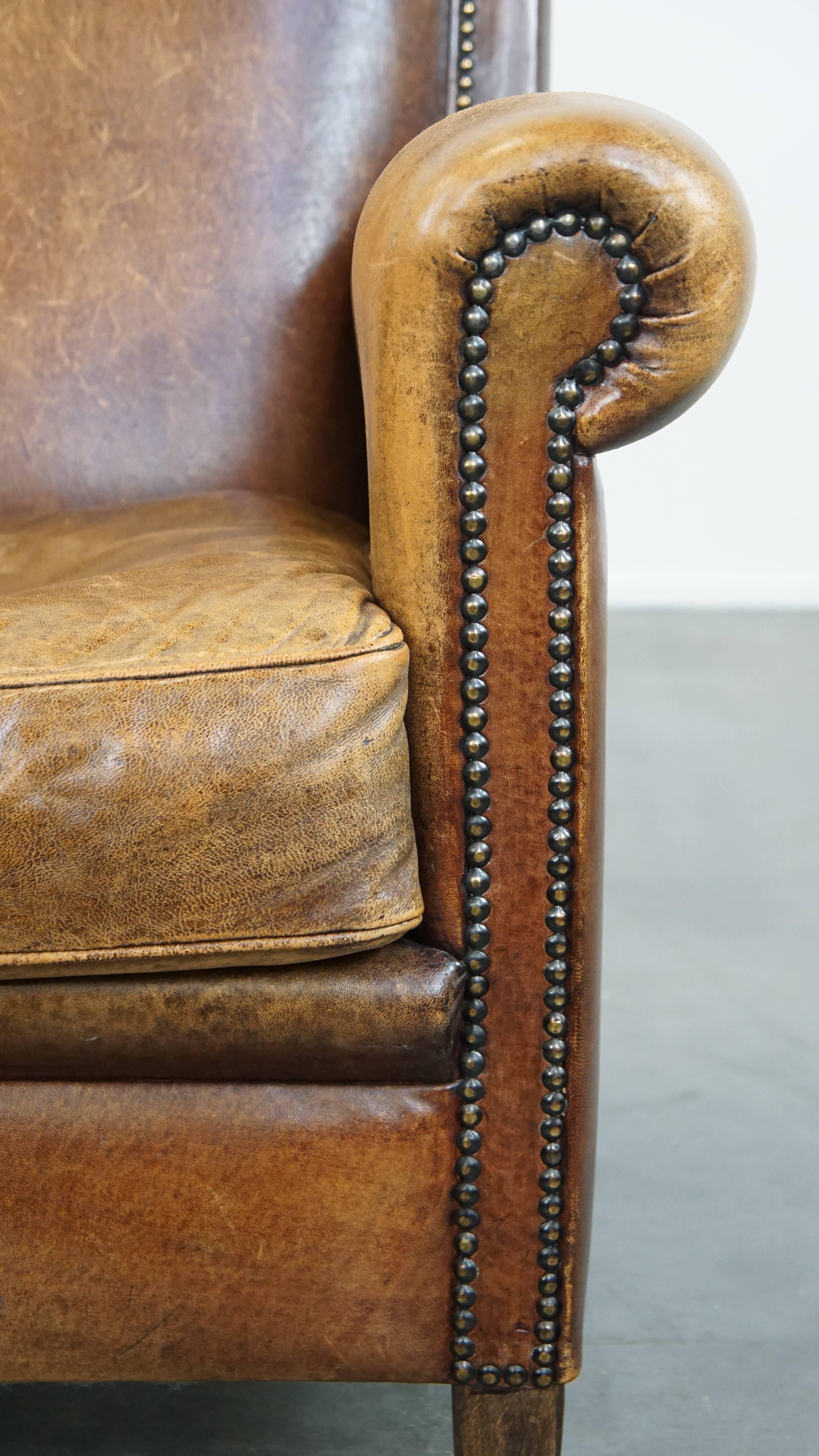 Poltrona comoda e di carattere in pelle di pecora con un design affascinante in vendita 6