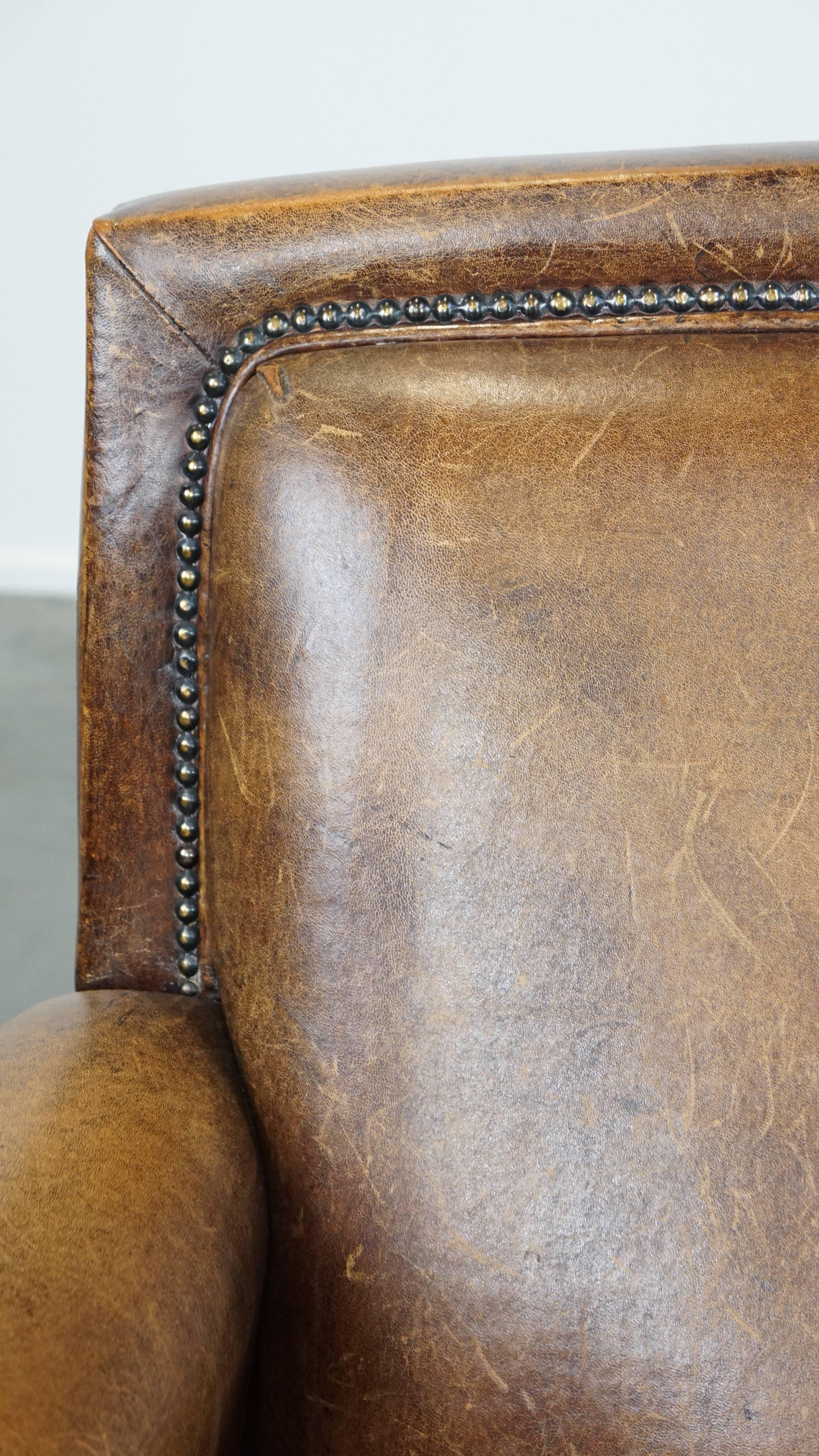 Poltrona comoda e di carattere in pelle di pecora con un design affascinante in vendita 7