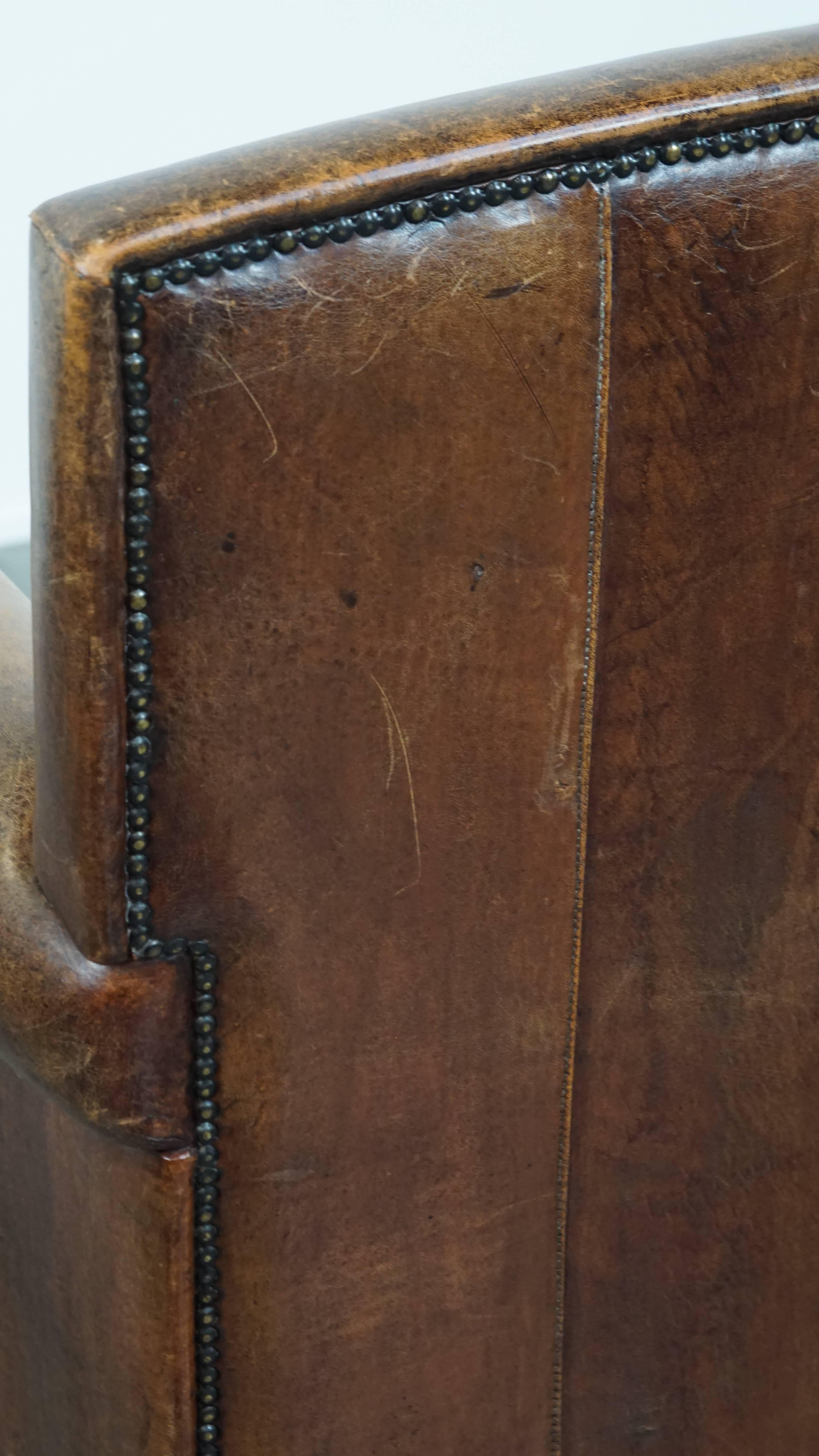 Poltrona comoda e di carattere in pelle di pecora con un design affascinante in vendita 3