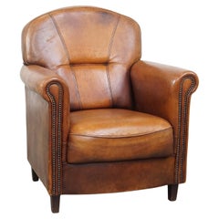 Fauteuil confortable et caractéristique en cuir de mouton avec une Patina étonnante