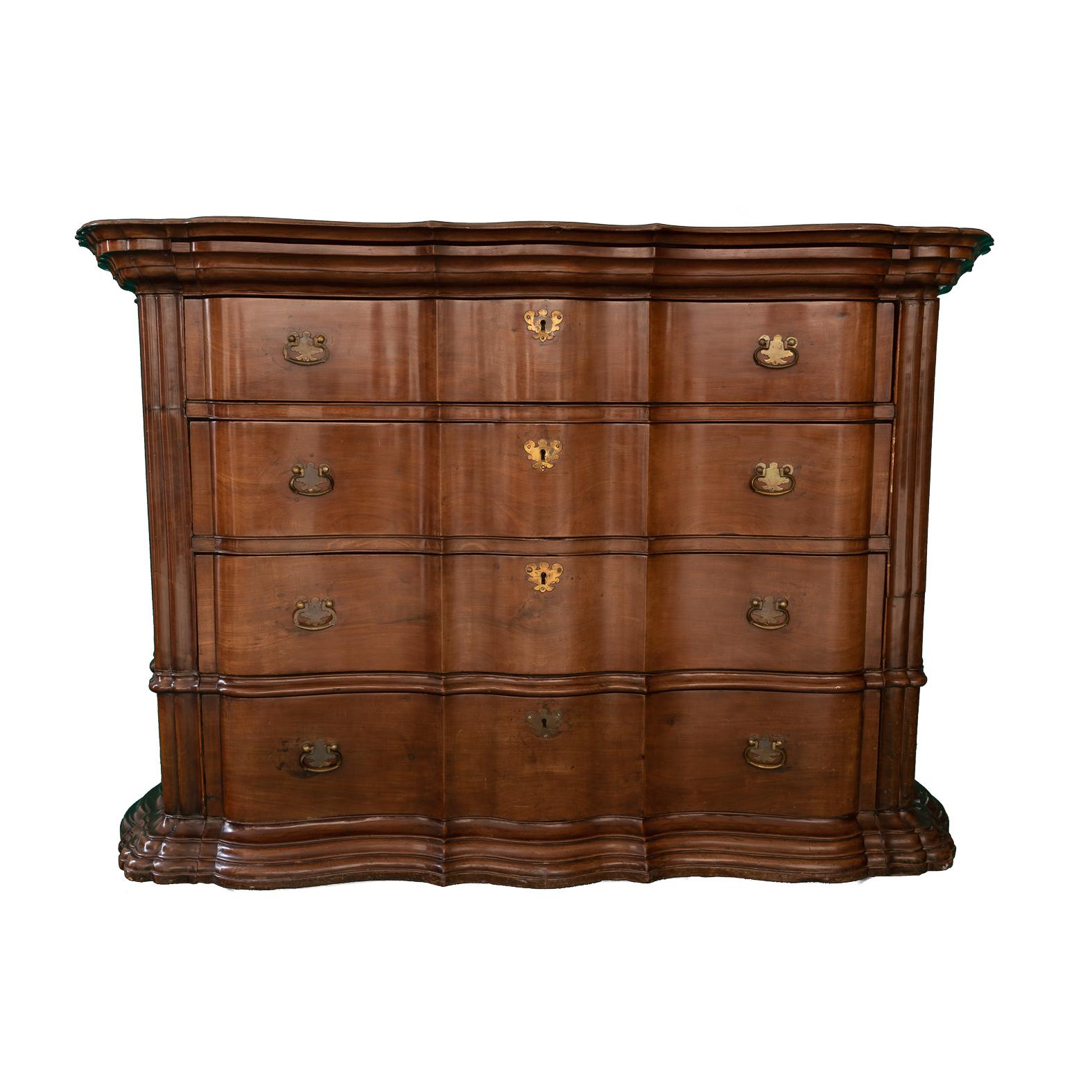 Comfortable chest of drawers in Chippendale style
A rare combination of excellent quality, the state of conservation is intact. Original surface, gloriously patinated over time