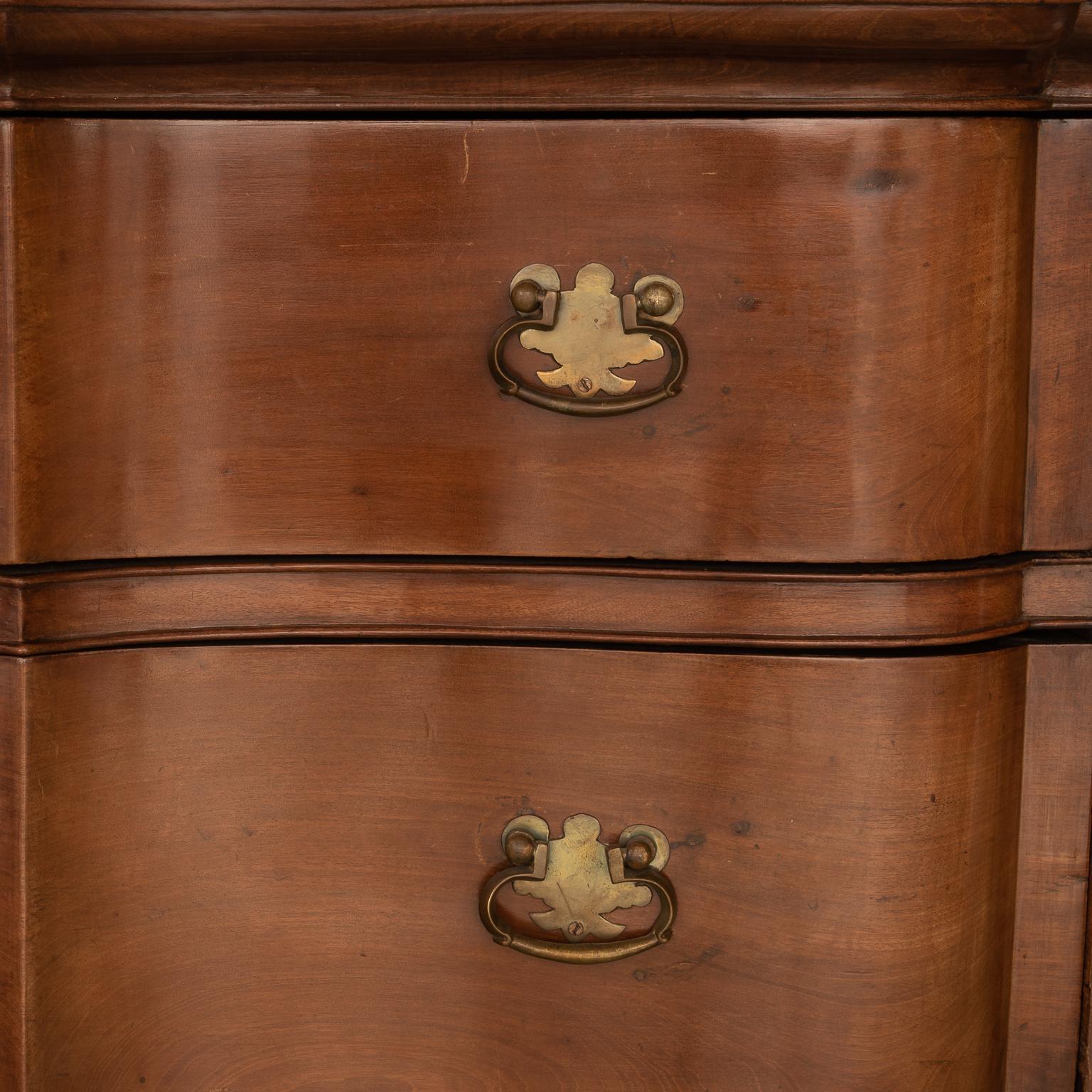 Comfortable Chest of Drawers in Chippendale Style In Good Condition For Sale In San Cristobal de Las Casas, Chiapas