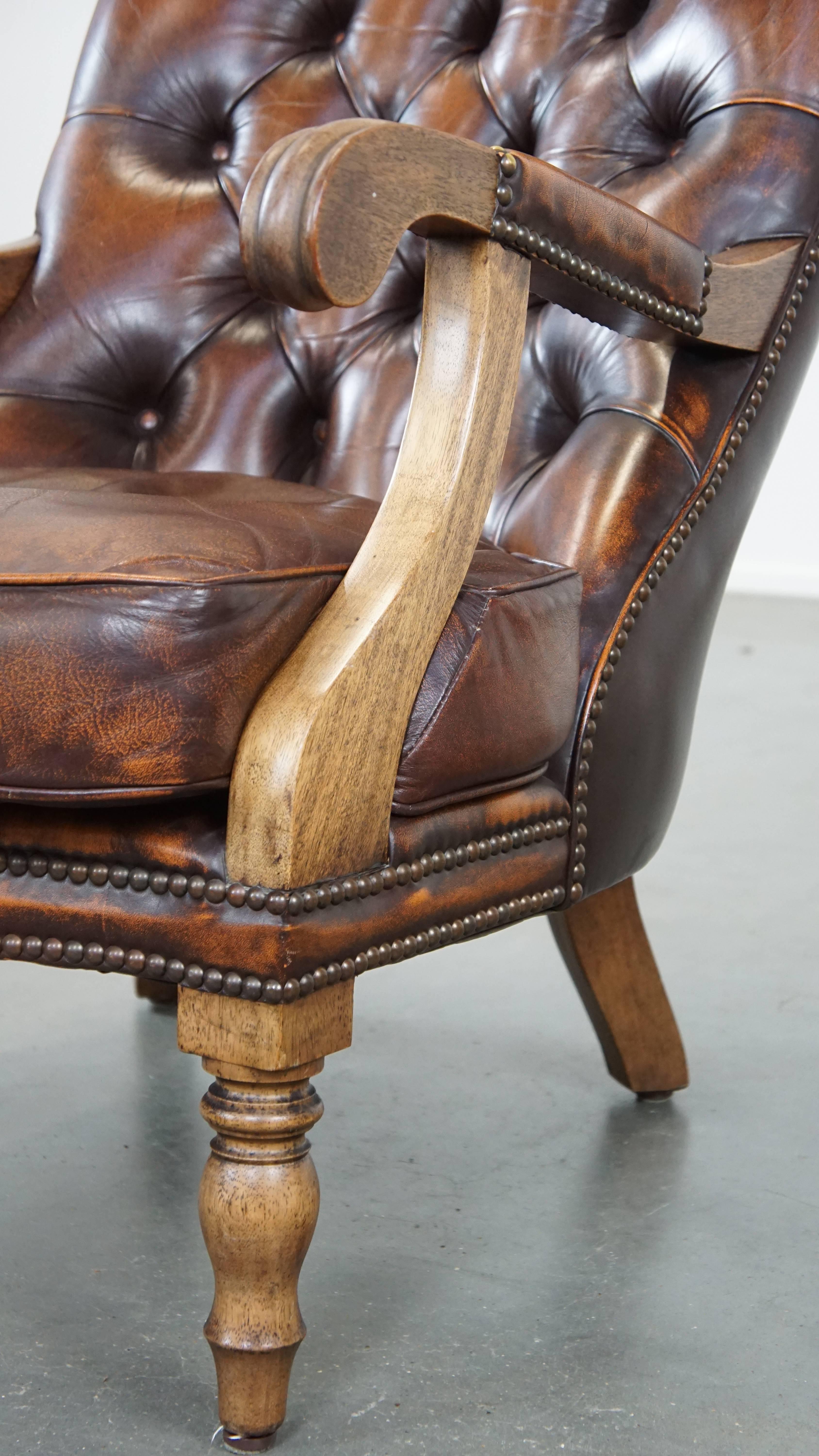 Comfortable, classic, beautifully colored English leather chesterfield armchair For Sale 3