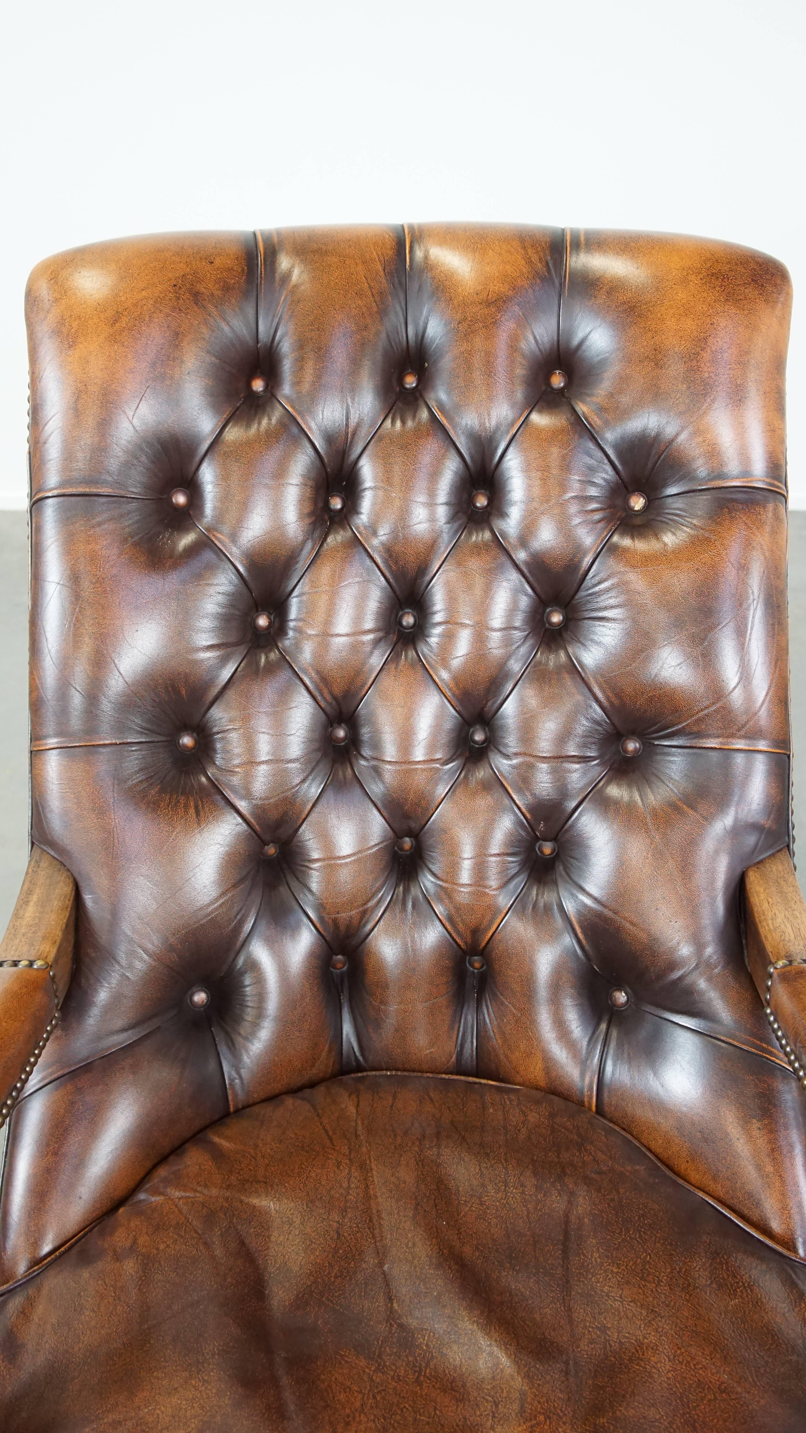 Comfortable, classic, beautifully colored English leather chesterfield armchair For Sale 4