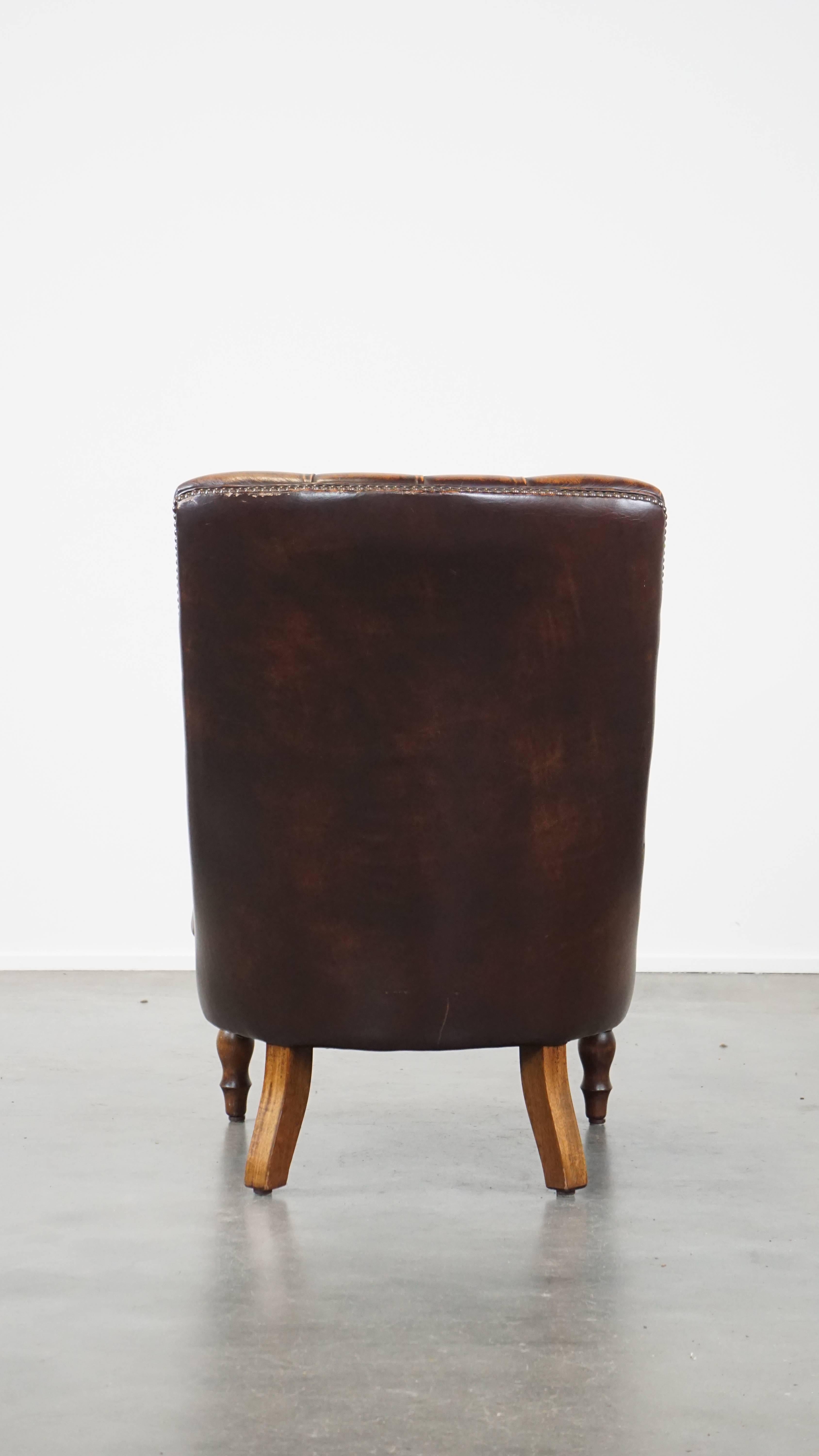 Hand-Crafted Comfortable, classic, beautifully colored English leather chesterfield armchair For Sale
