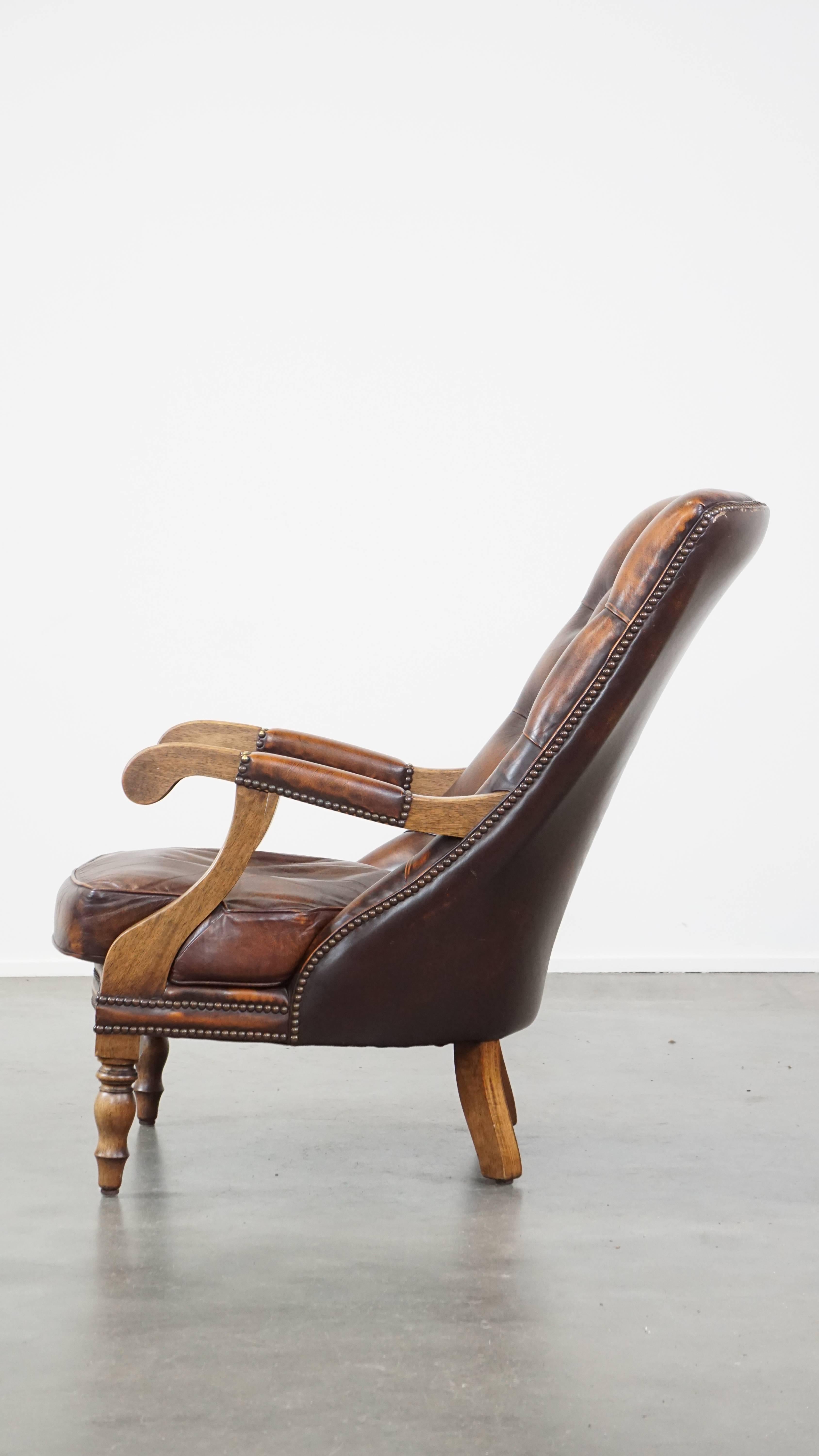 Comfortable, classic, beautifully colored English leather chesterfield armchair In Good Condition For Sale In Harderwijk, NL