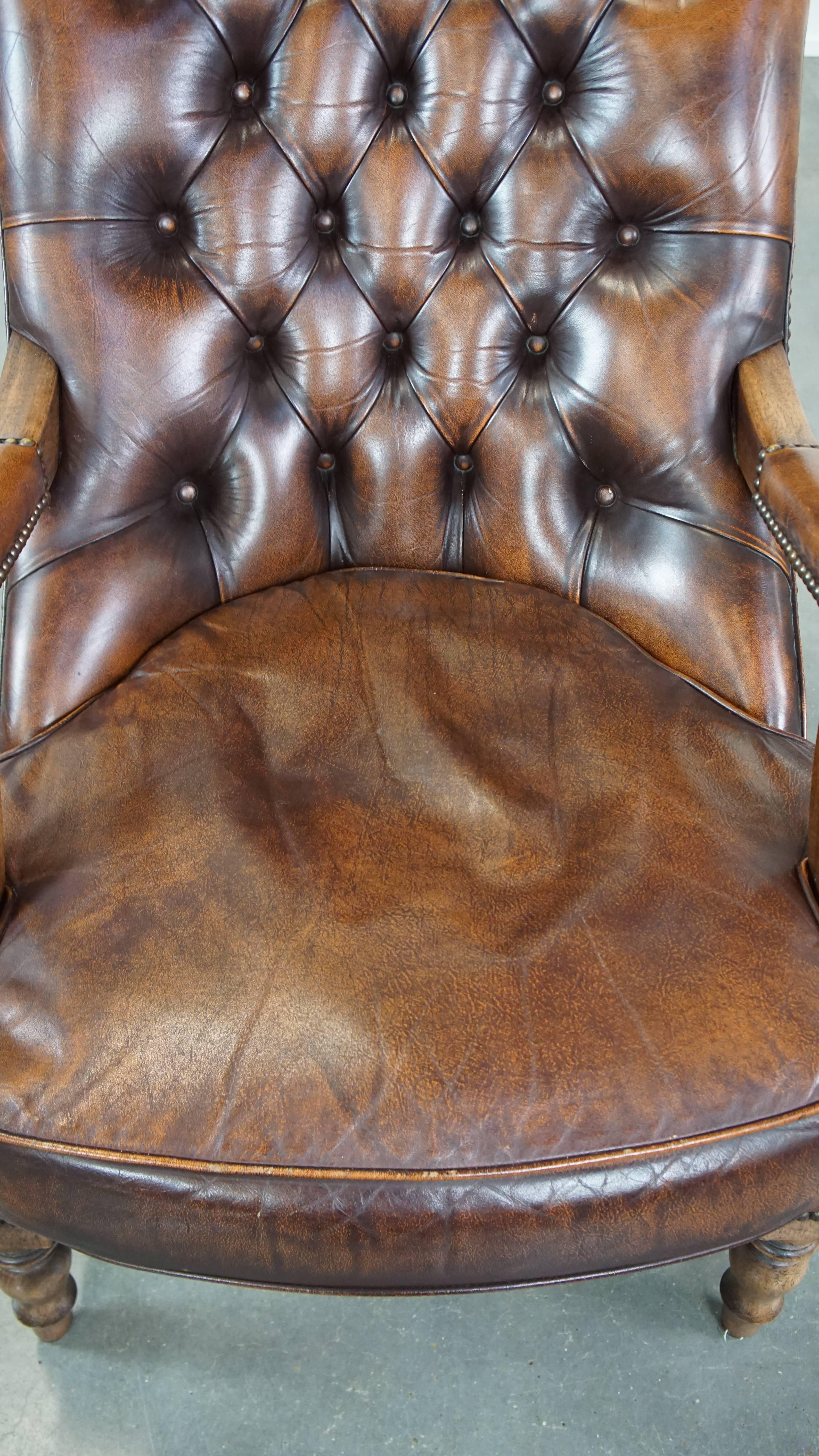 20th Century Comfortable, classic, beautifully colored English leather chesterfield armchair For Sale