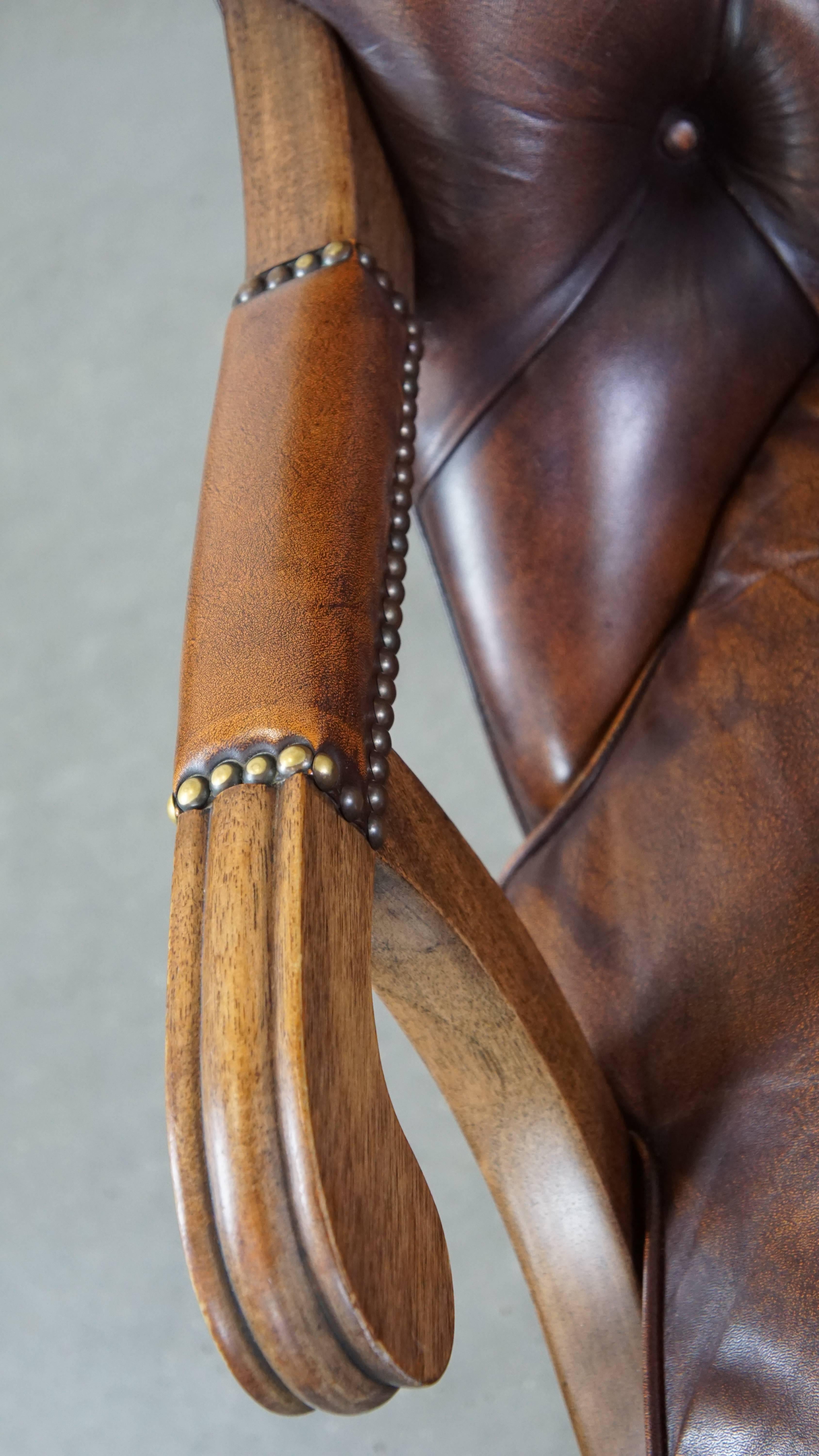 Cowhide Comfortable, classic, beautifully colored English leather chesterfield armchair For Sale