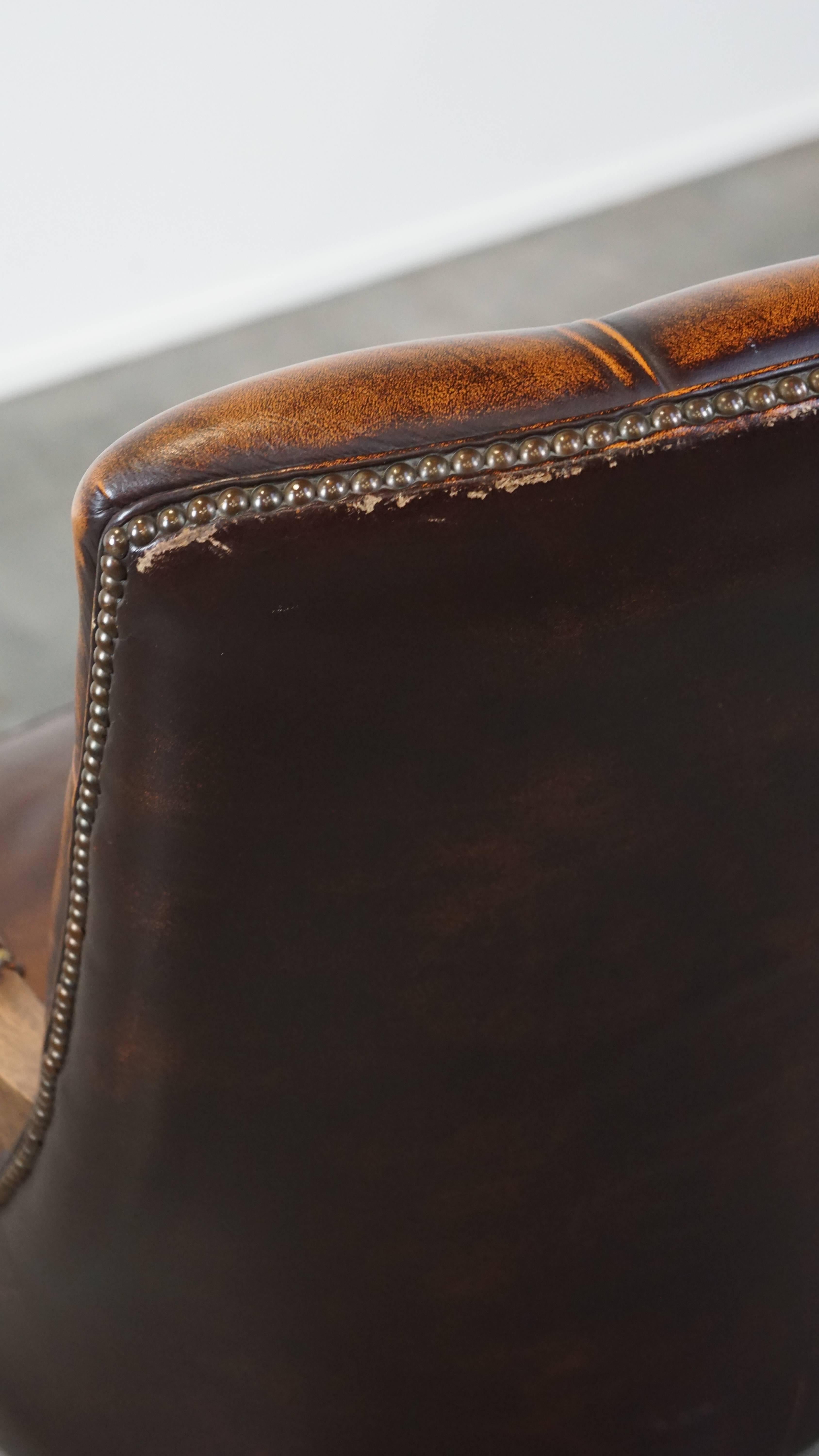 Comfortable, classic, beautifully colored English leather chesterfield armchair For Sale 2