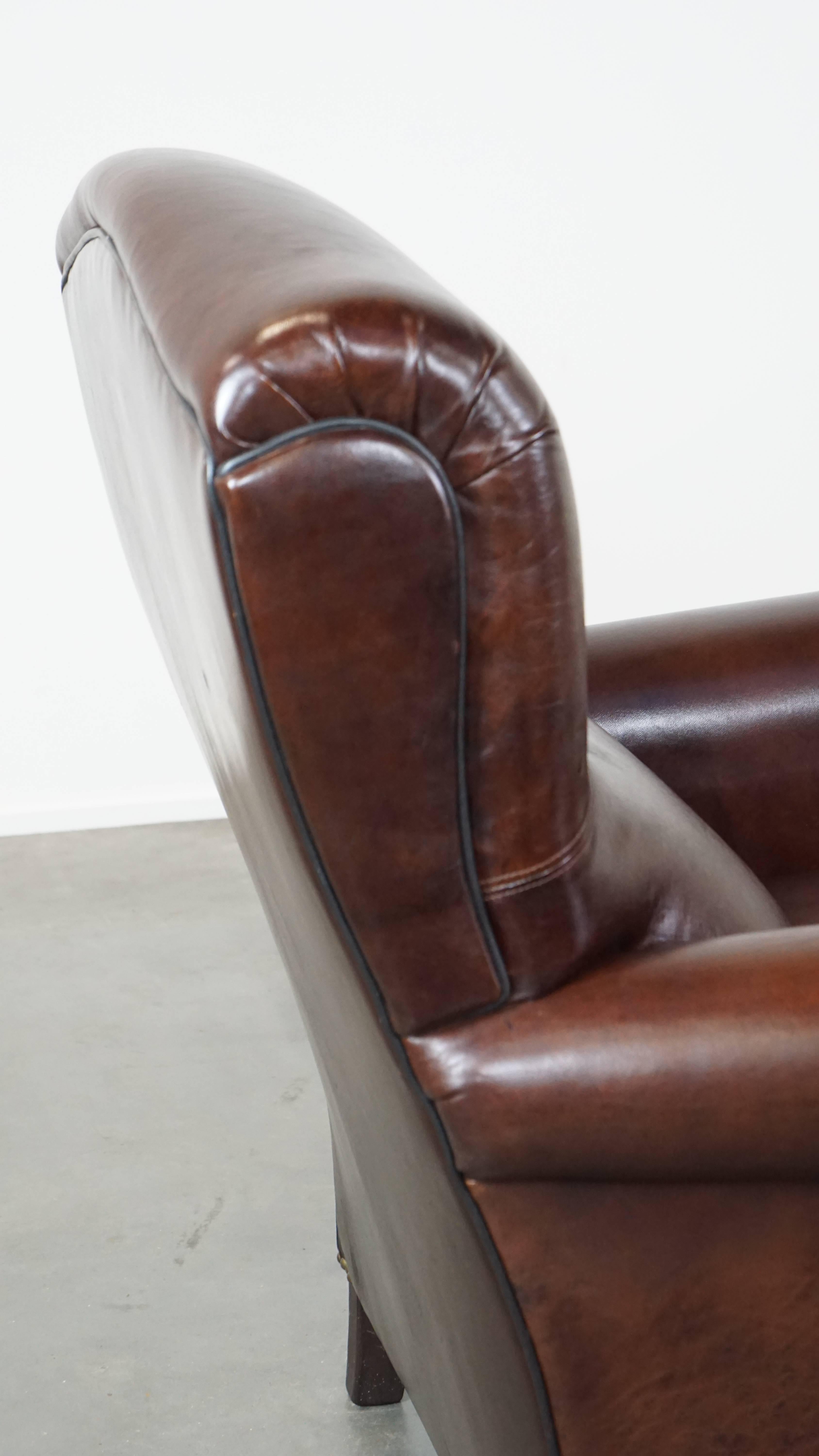 Comfortable, classic dark antique sheepskin English armchair in good condition For Sale 4