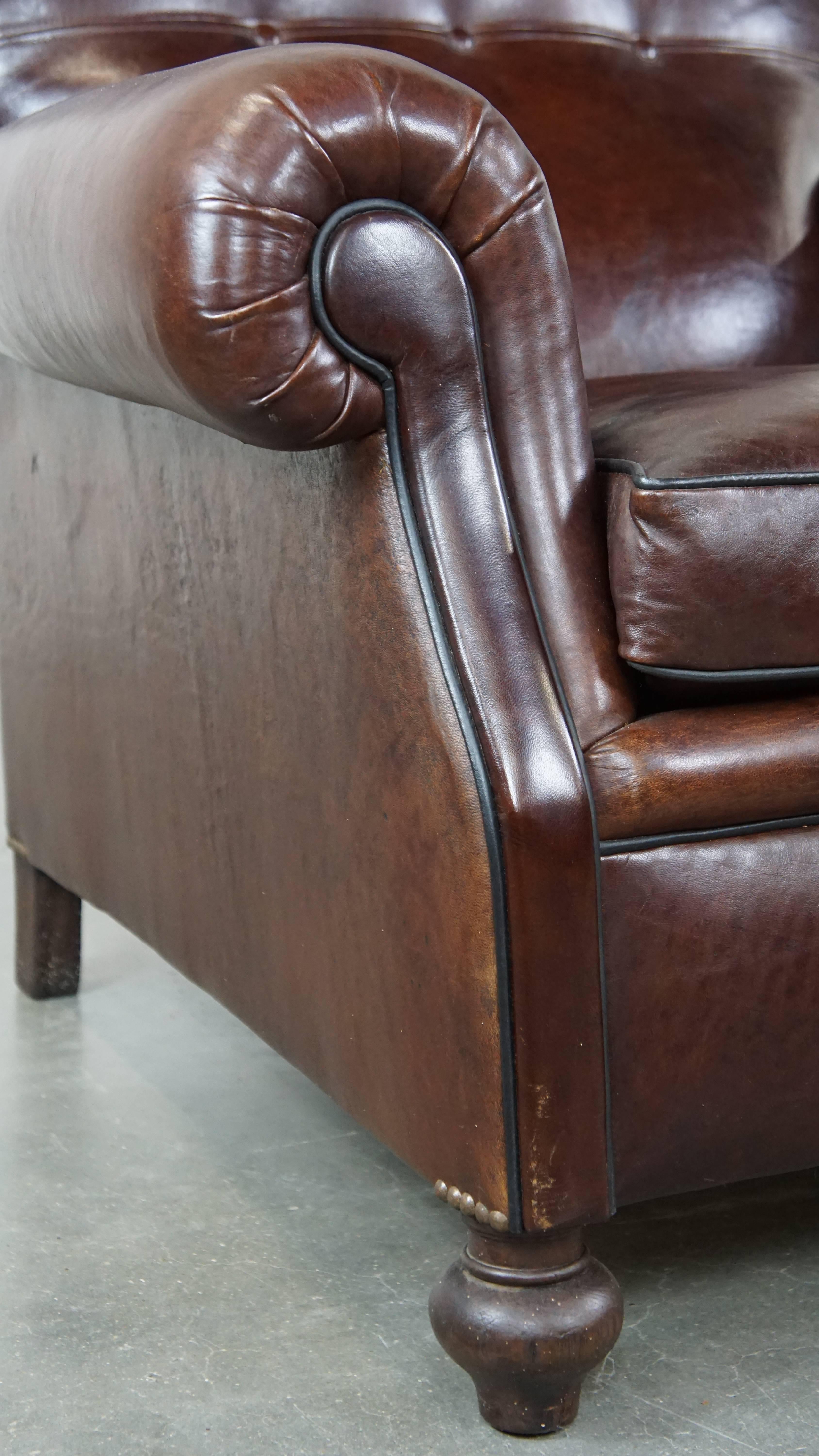 Comfortable, classic dark antique sheepskin English armchair in good condition For Sale 5