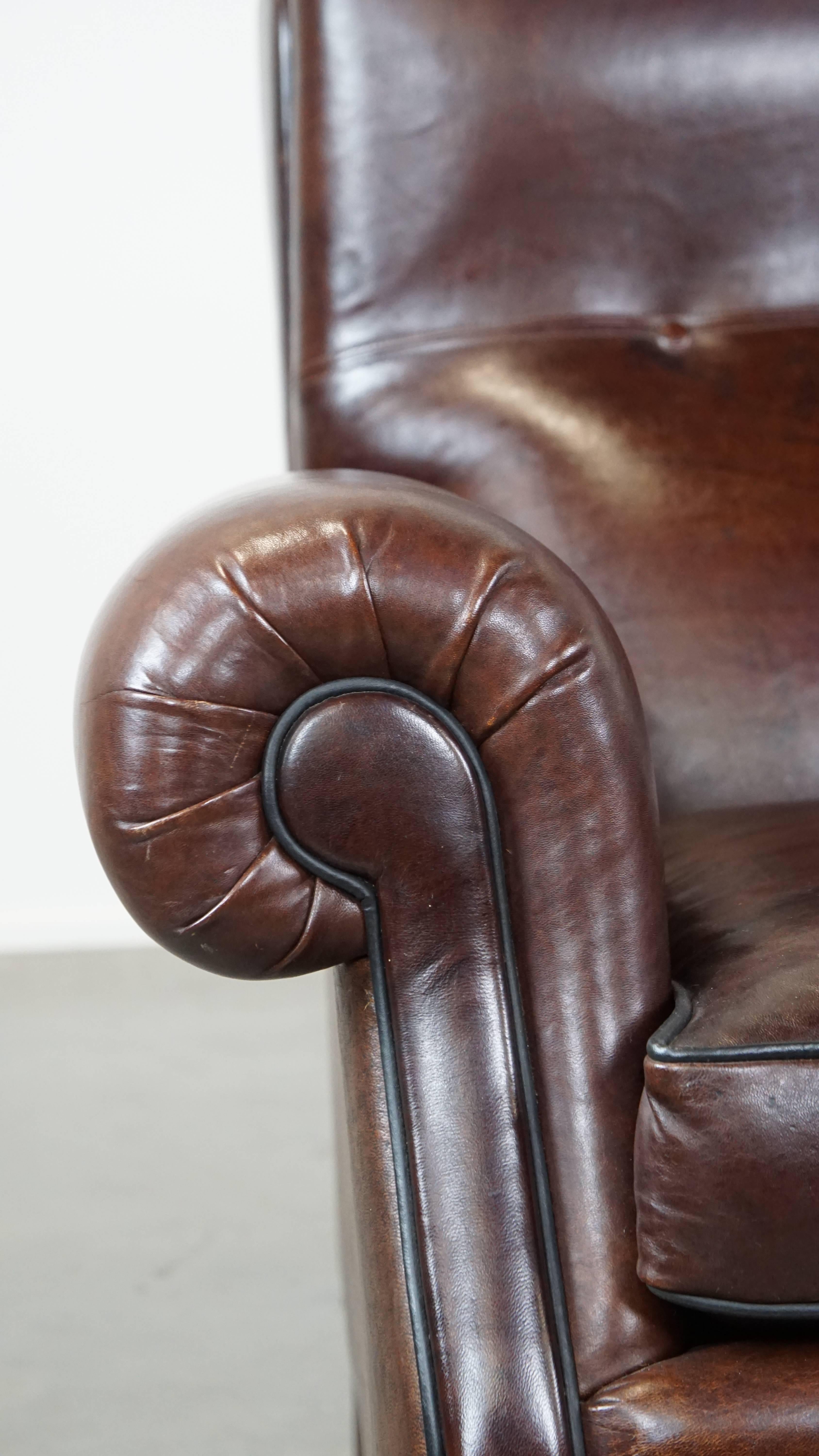 Comfortable, classic dark antique sheepskin English armchair in good condition For Sale 6