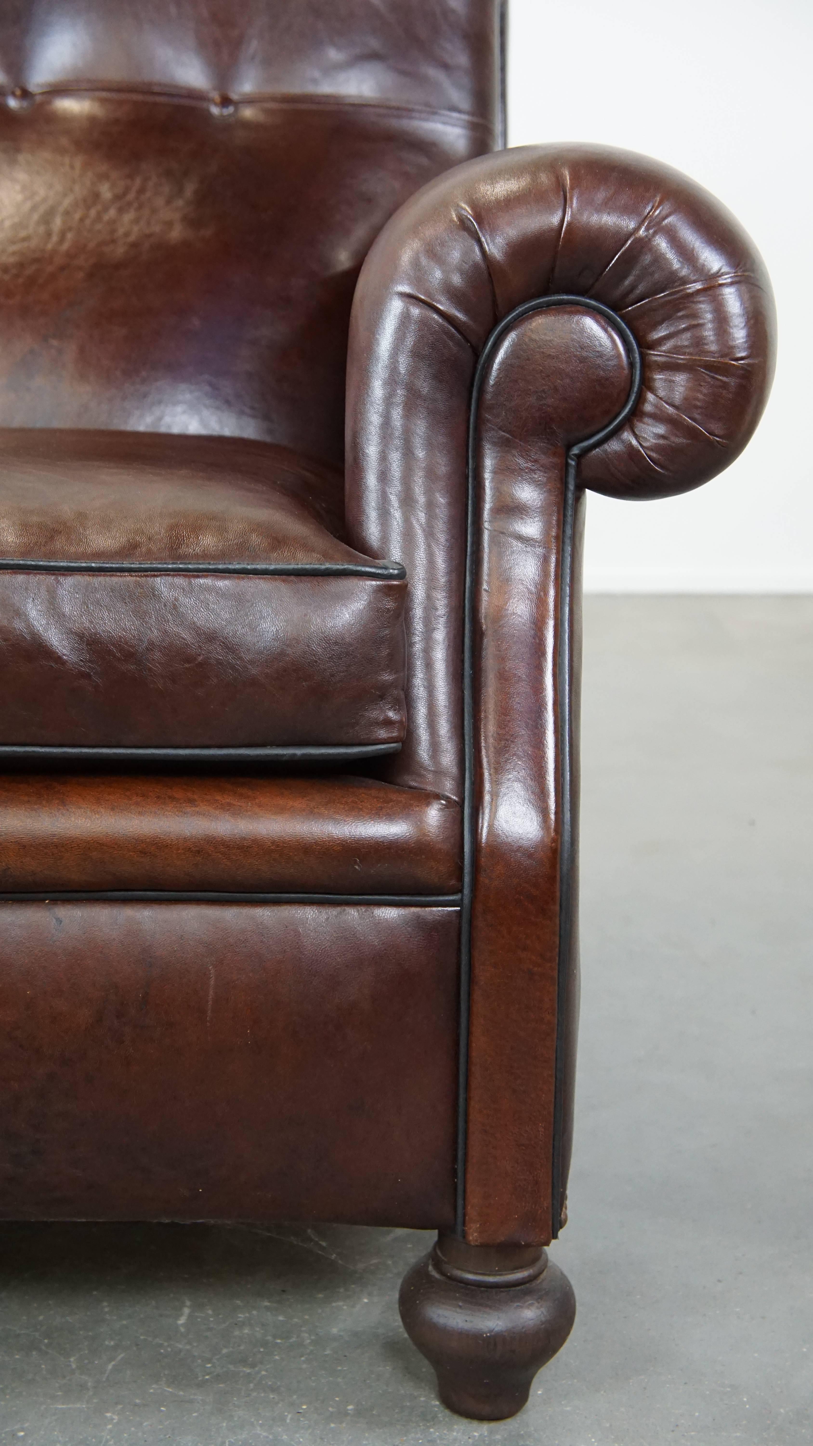 Comfortable, classic dark antique sheepskin English armchair in good condition For Sale 7
