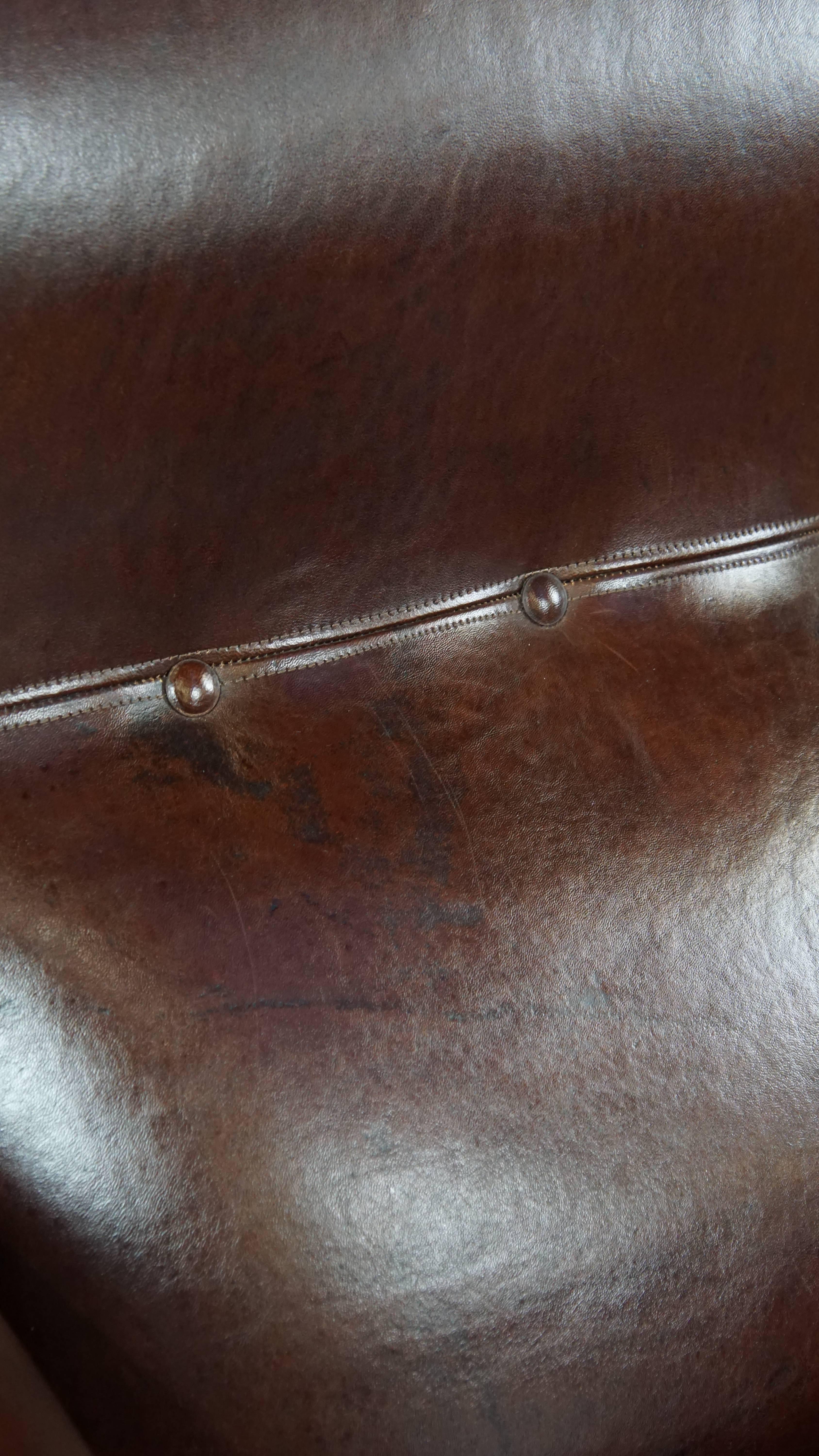 Comfortable, classic dark antique sheepskin English armchair in good condition For Sale 8