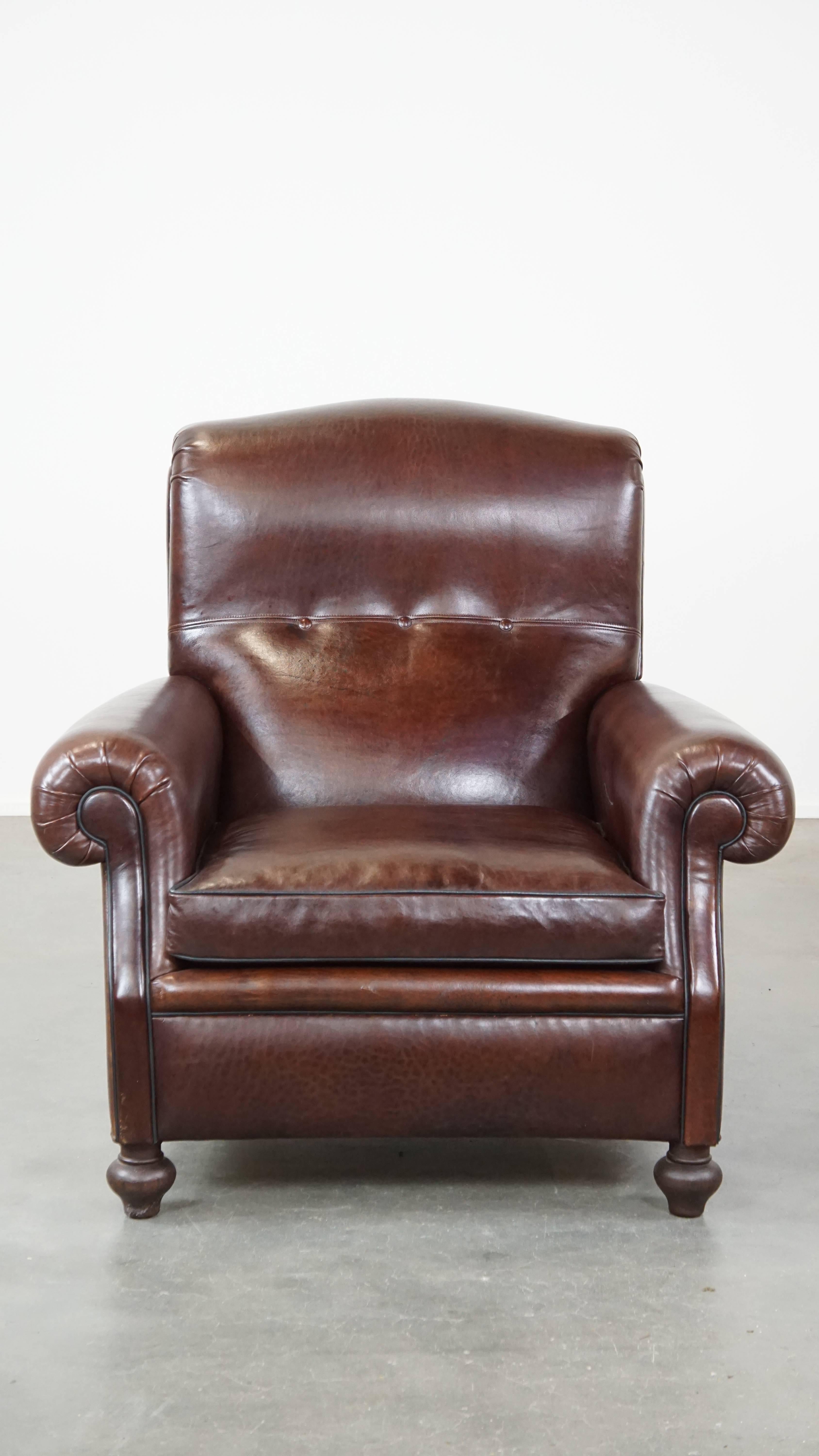 Class and comfort; this fantastic dark antique sheepskin leather armchair in English style can be described in these two words. It has a classic look and can be easily placed in almost any interior. This armchair is equipped with a removable seat