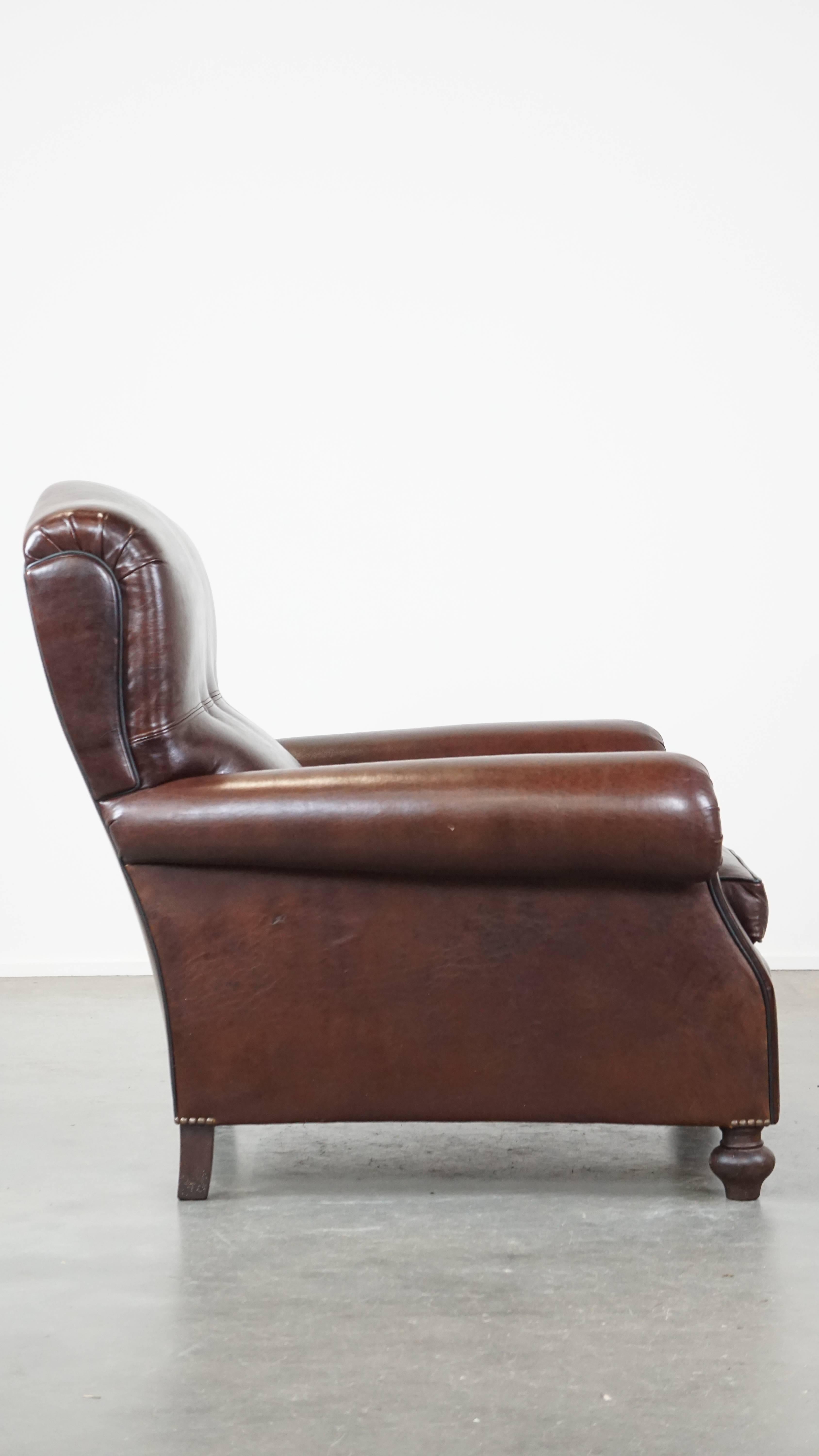Hand-Crafted Comfortable, classic dark antique sheepskin English armchair in good condition For Sale