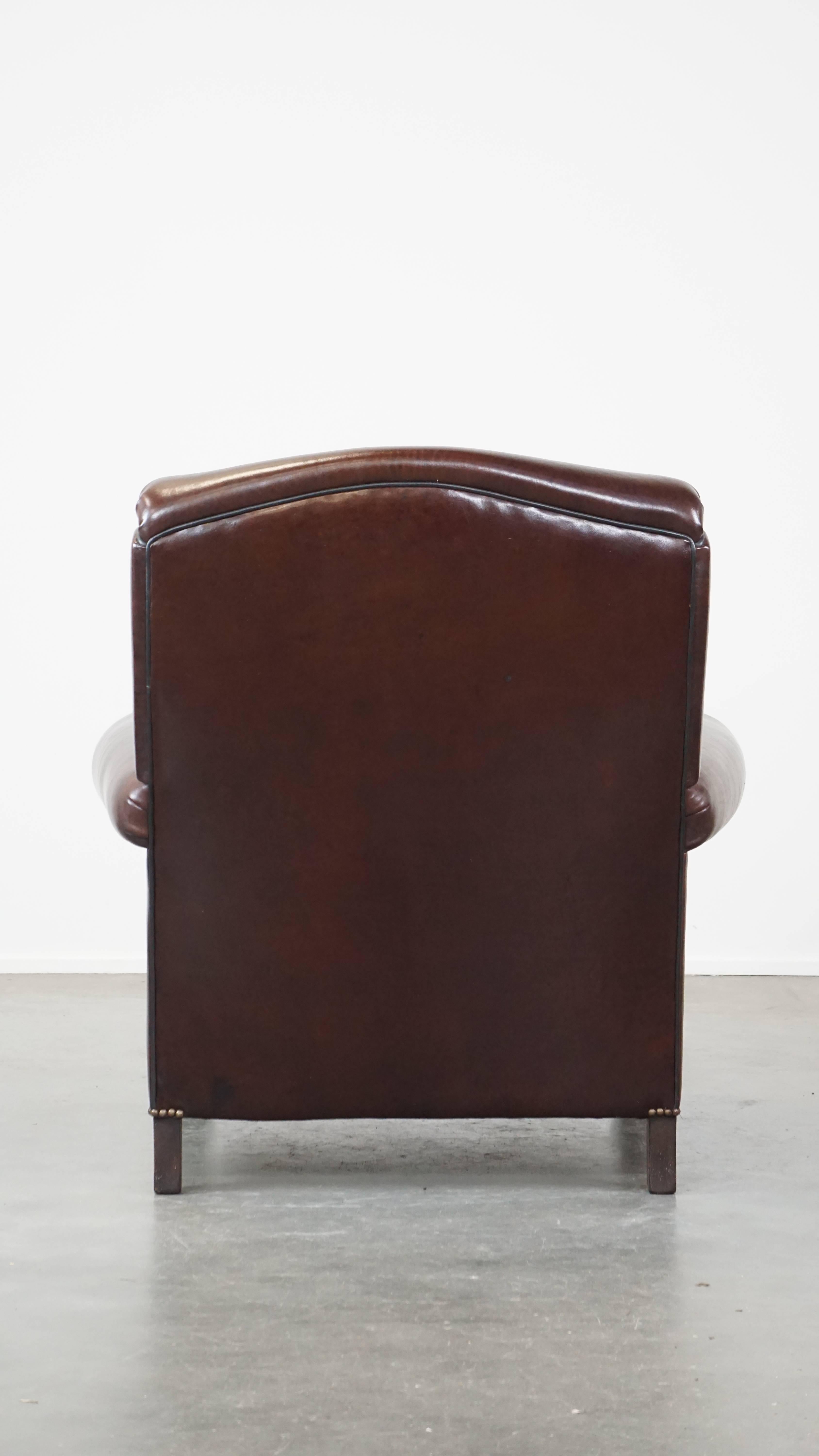 Comfortable, classic dark antique sheepskin English armchair in good condition In Good Condition For Sale In Harderwijk, NL