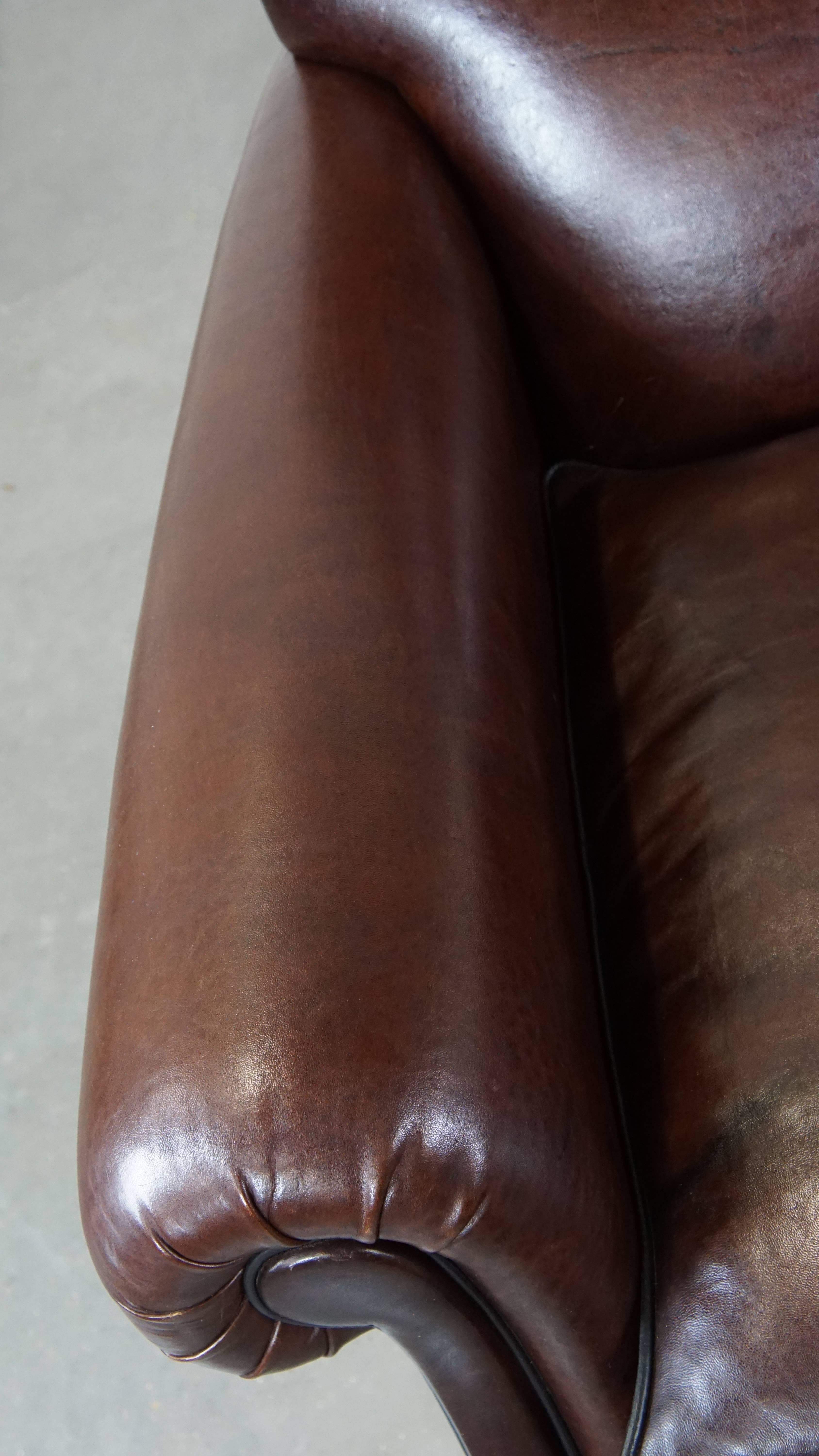 Comfortable, classic dark antique sheepskin English armchair in good condition For Sale 1