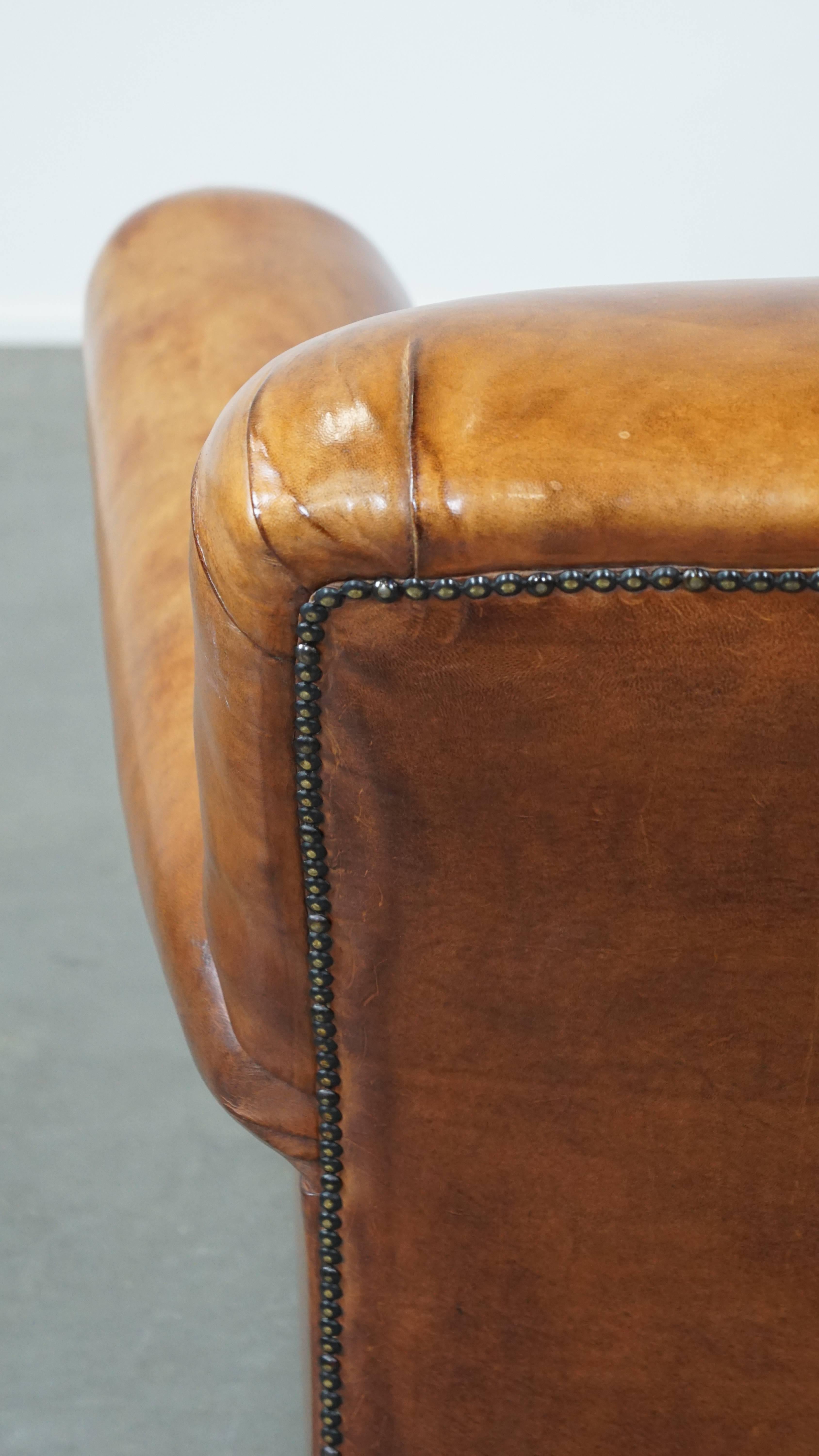 Fauteuil confortable en cuir de mouton ancien de couleur cognac avec une belle apparence en vente 4
