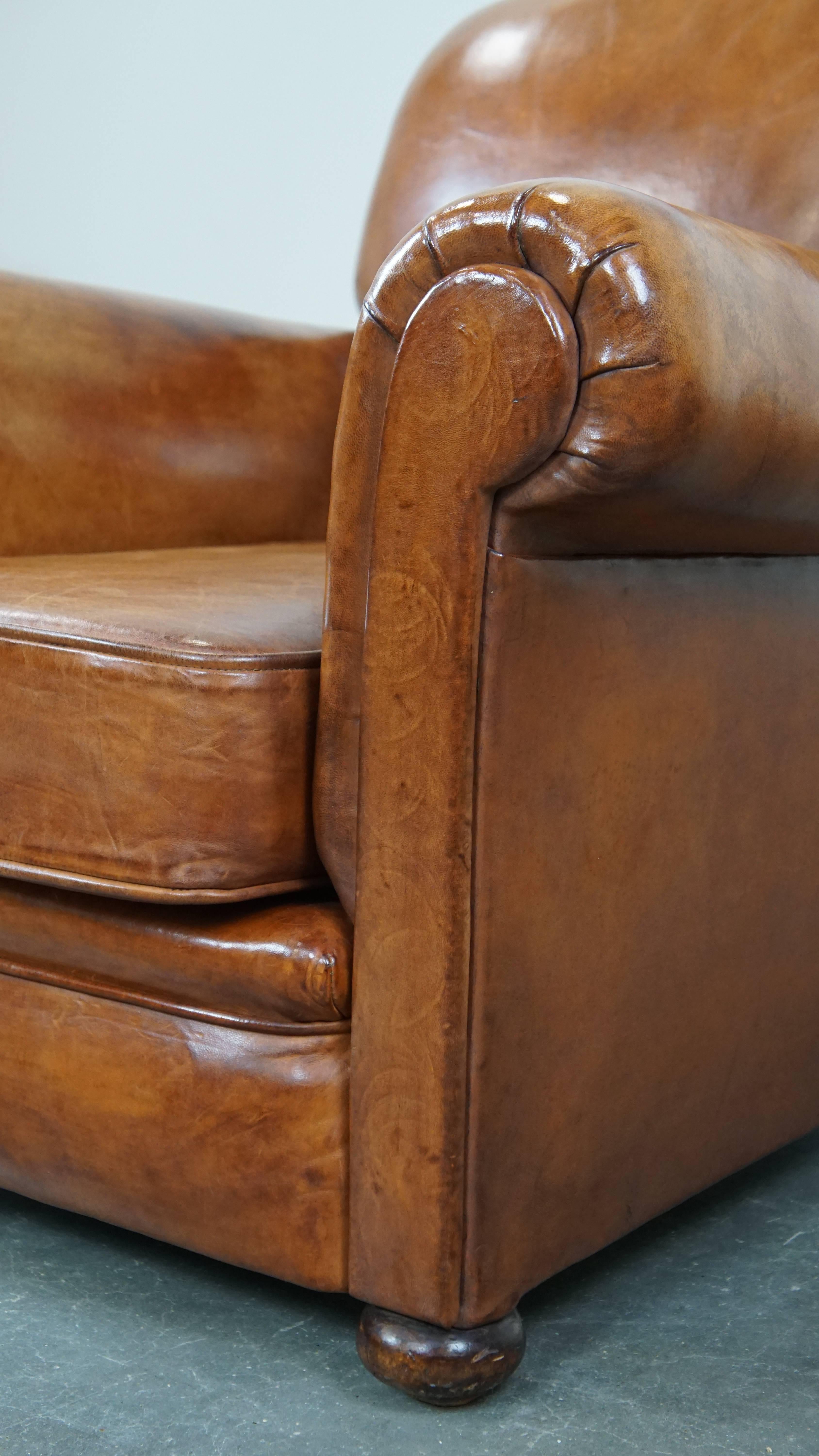 Fauteuil confortable en cuir de mouton ancien de couleur cognac avec une belle apparence en vente 5