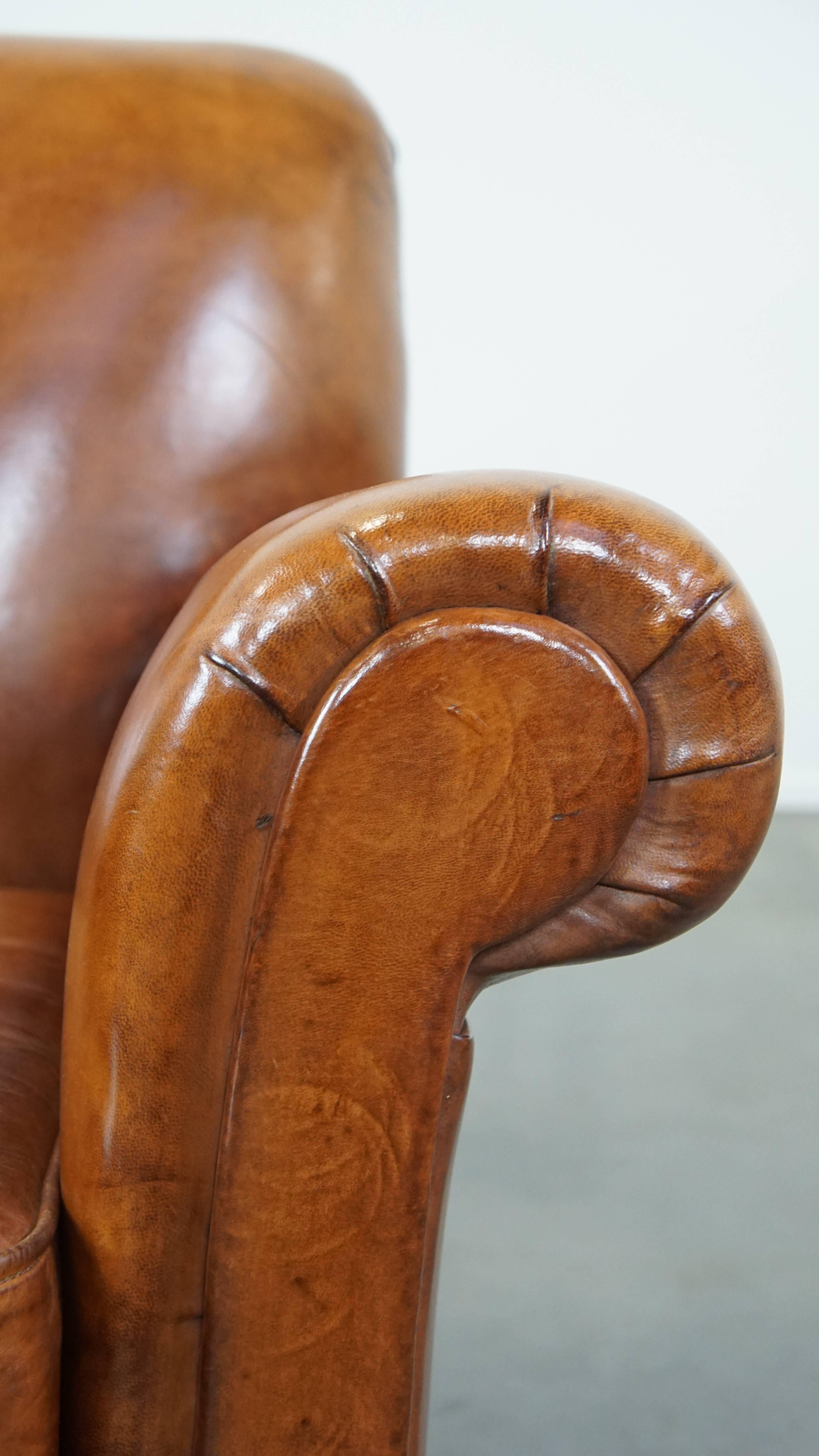 Fauteuil confortable en cuir de mouton ancien de couleur cognac avec une belle apparence en vente 6
