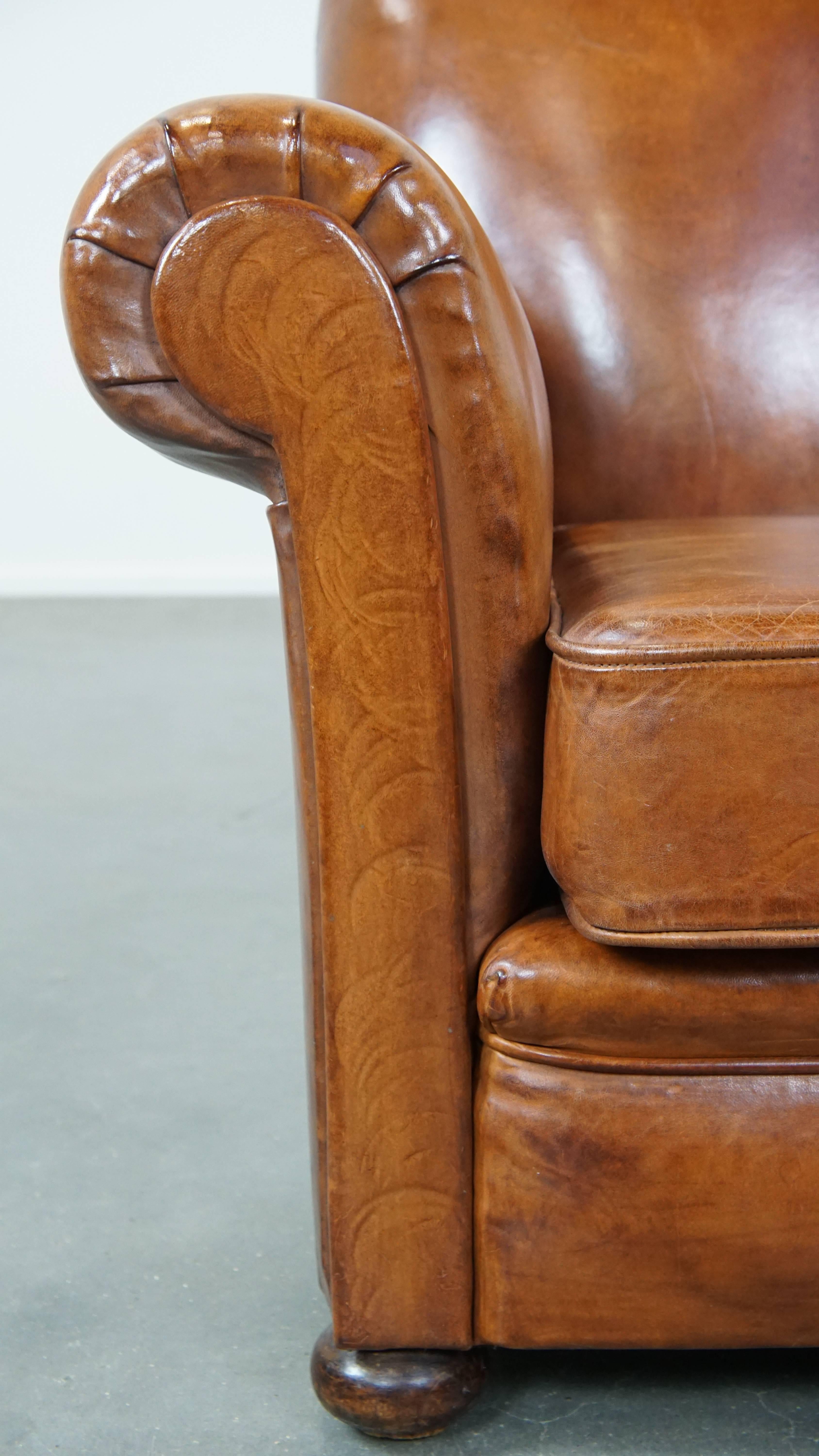 Fauteuil confortable en cuir de mouton ancien de couleur cognac avec une belle apparence en vente 7