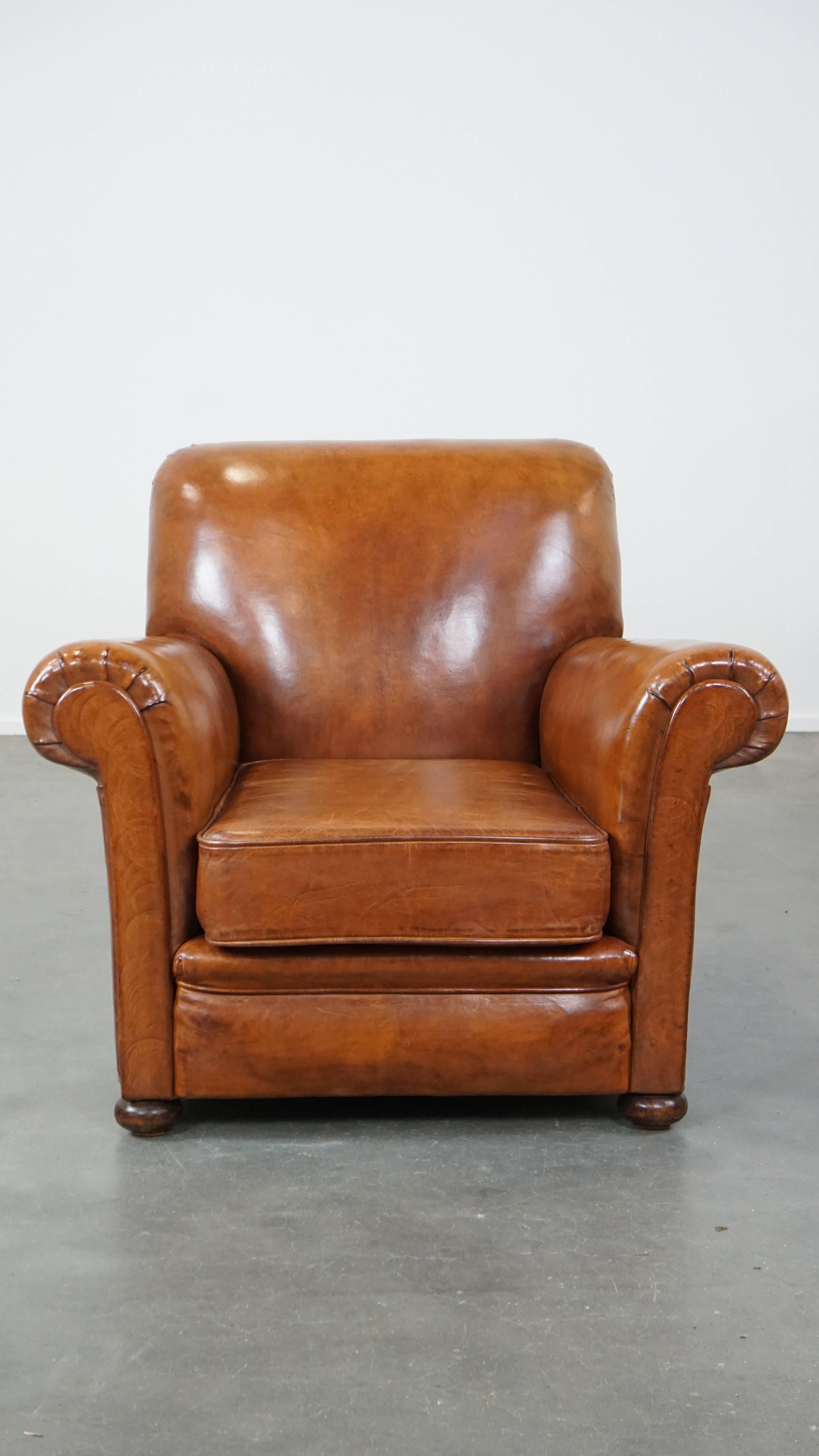 Ce superbe fauteuil en cuir de mouton couleur cognac antique est l'endroit idéal pour se détendre après une longue journée. Il est complété par des clous décoratifs au dos, qui ajoutent une touche d'élégance. Ce fauteuil est doté d'un coussin