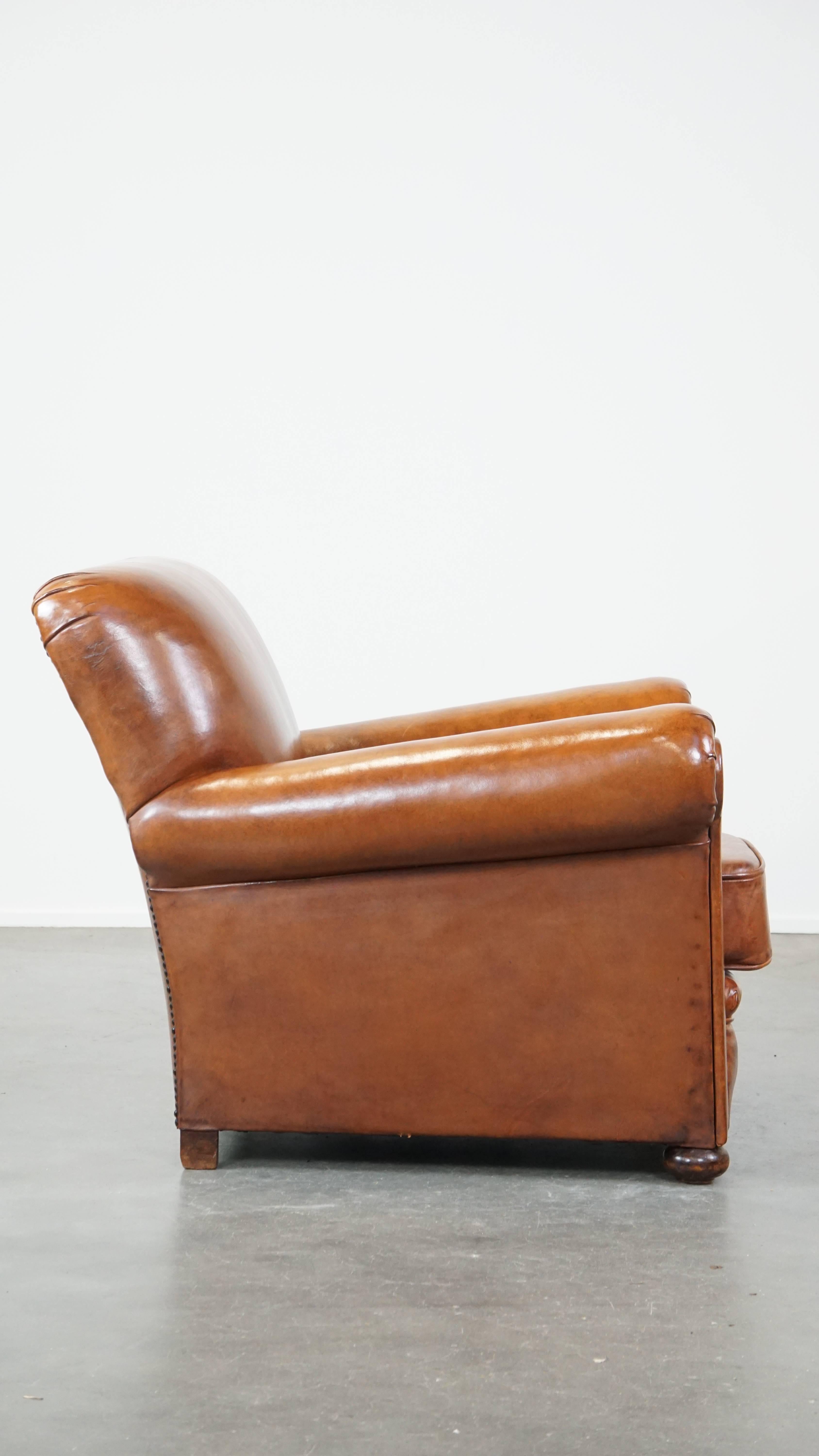 Fait main Fauteuil confortable en cuir de mouton ancien de couleur cognac avec une belle apparence en vente