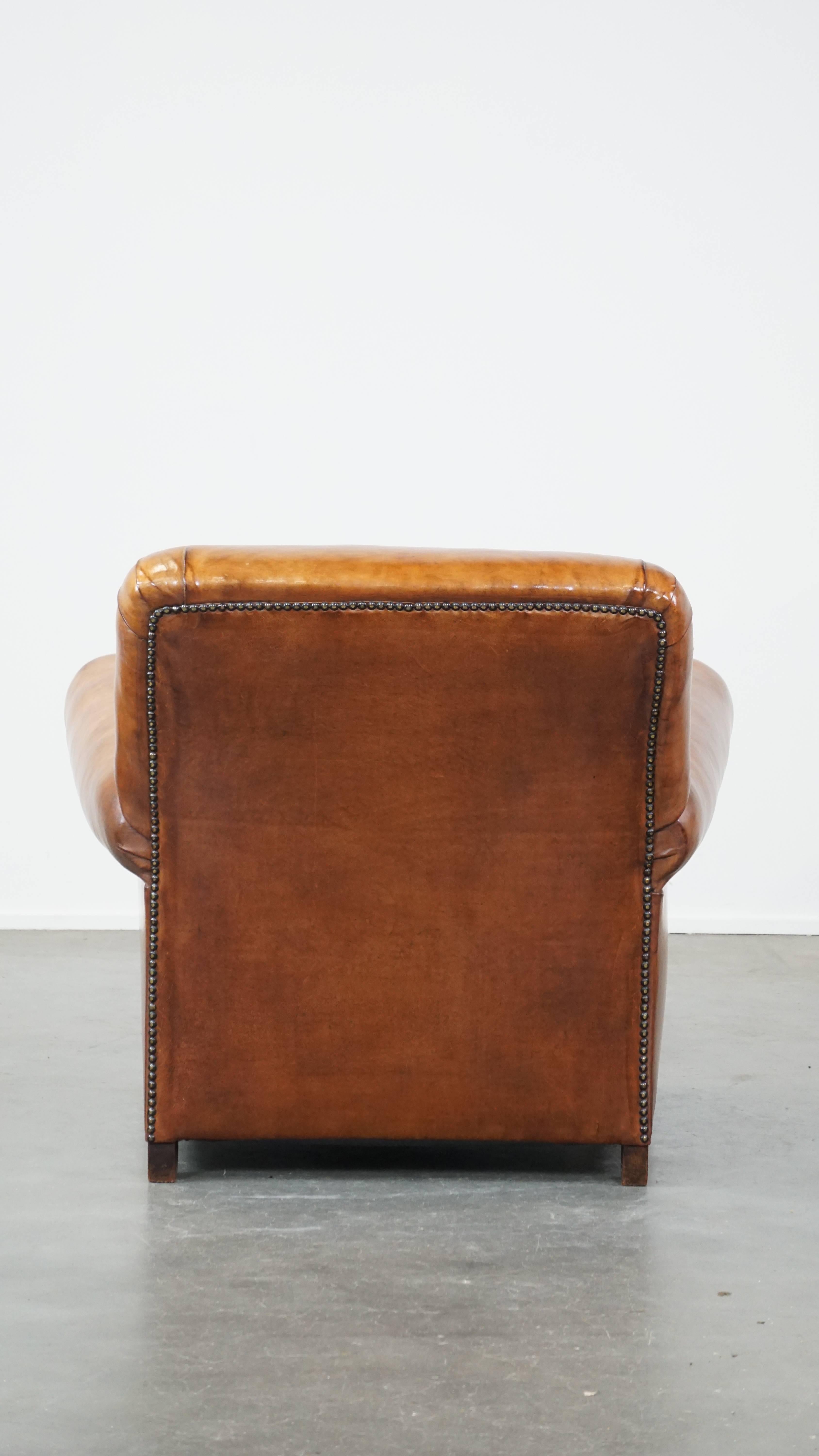 Fauteuil confortable en cuir de mouton ancien de couleur cognac avec une belle apparence Bon état - En vente à Harderwijk, NL