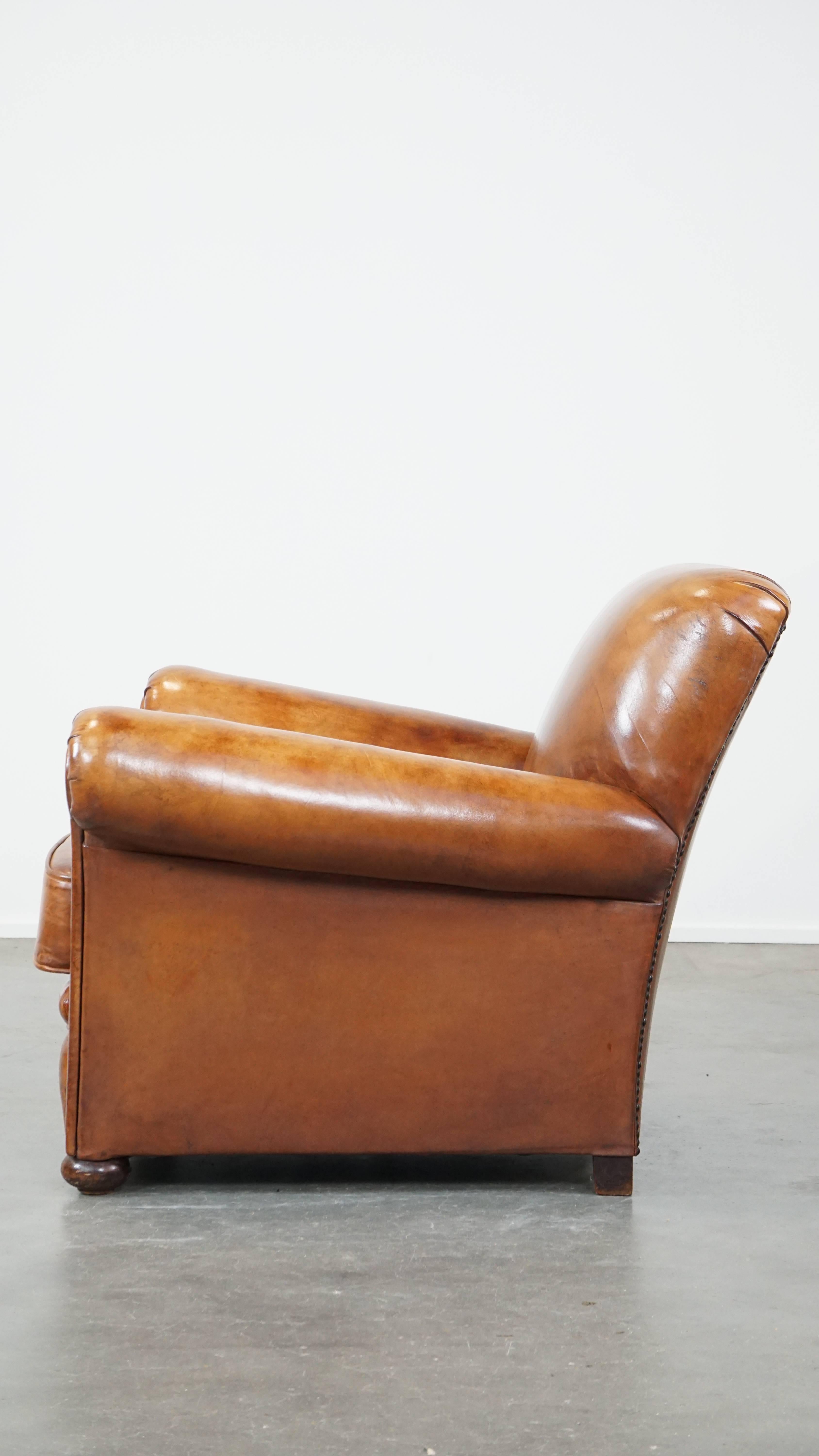 XIXe siècle Fauteuil confortable en cuir de mouton ancien de couleur cognac avec une belle apparence en vente