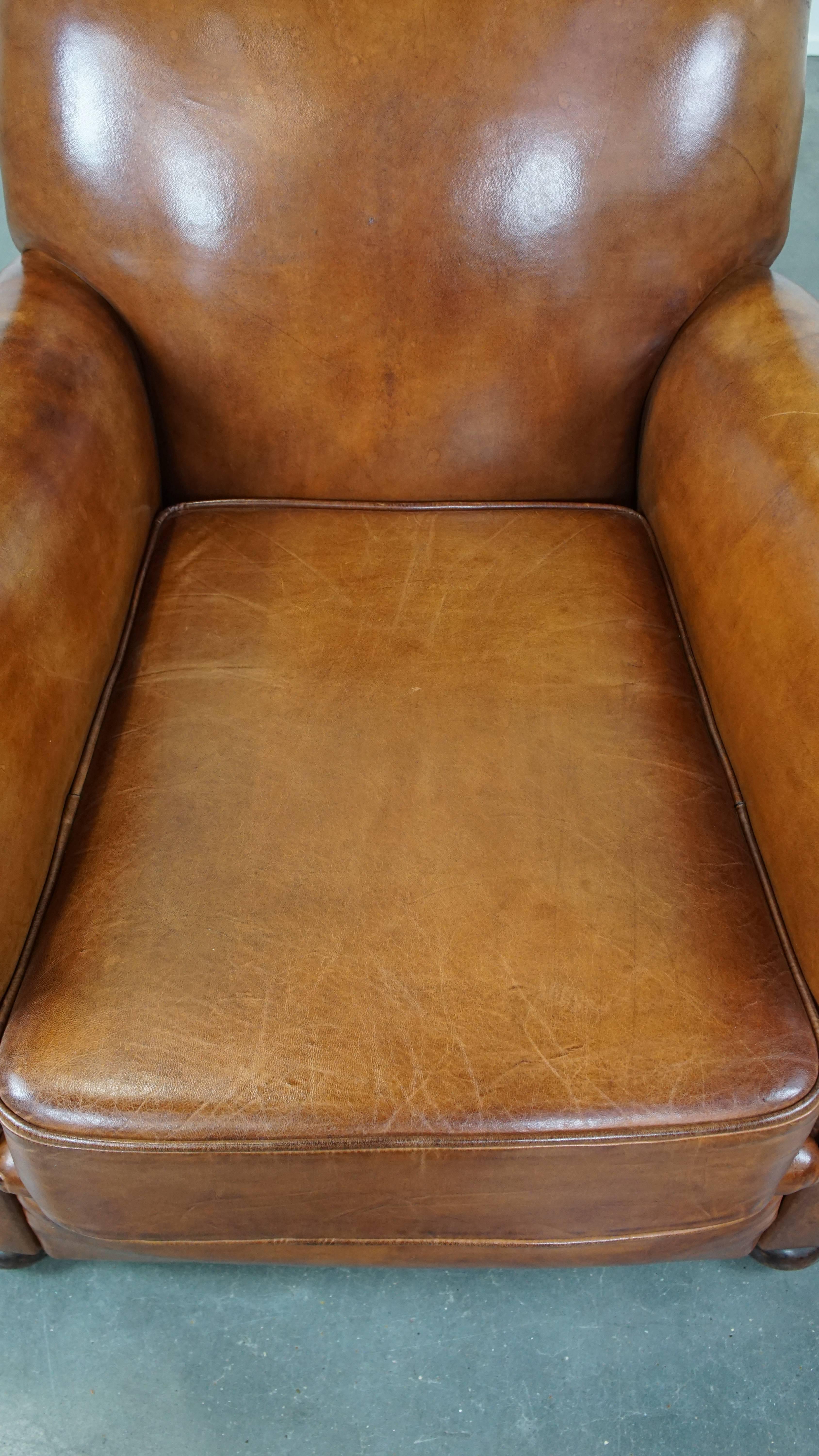 Cuir de mouton Fauteuil confortable en cuir de mouton ancien de couleur cognac avec une belle apparence en vente