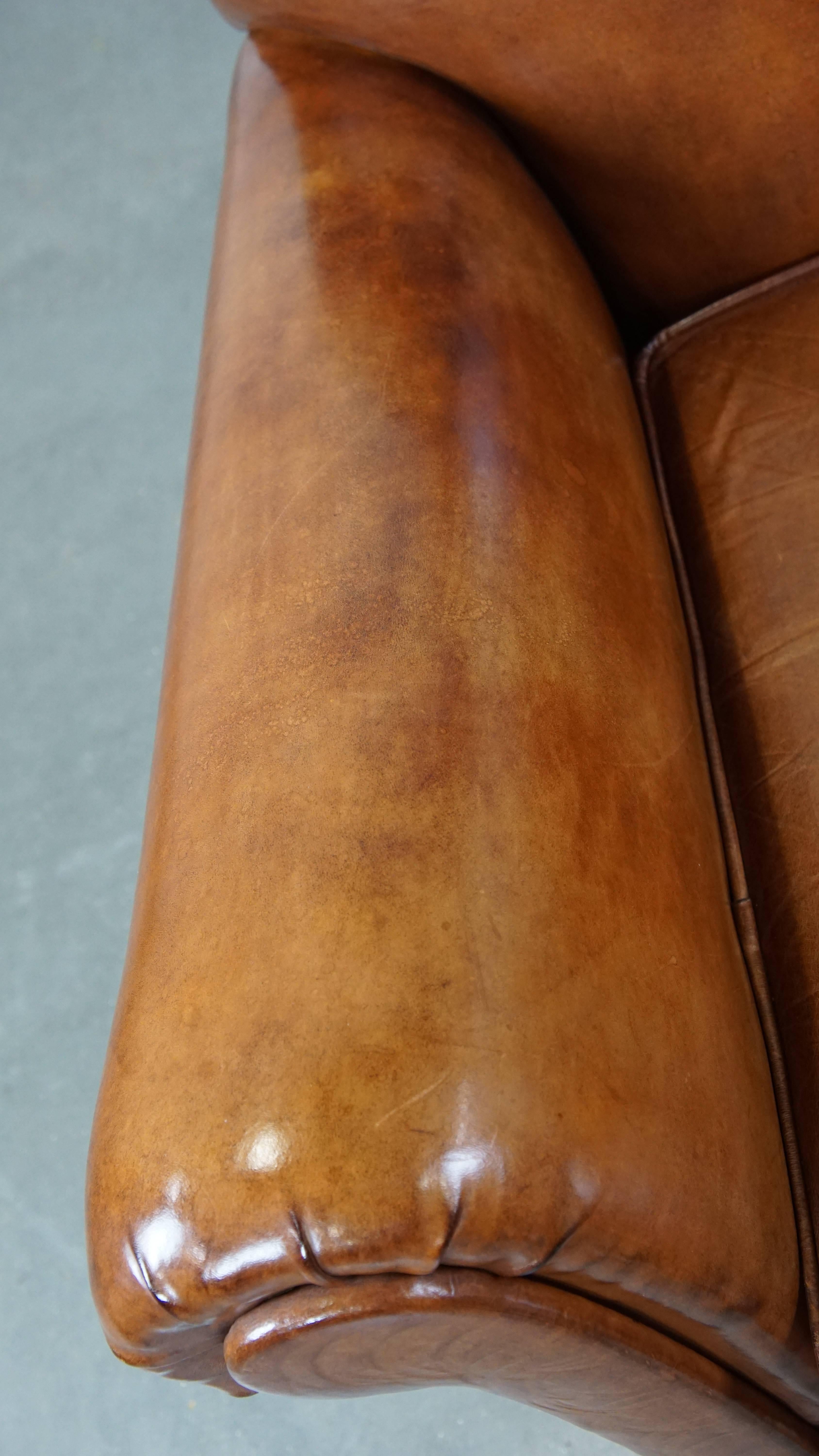 Fauteuil confortable en cuir de mouton ancien de couleur cognac avec une belle apparence en vente 1