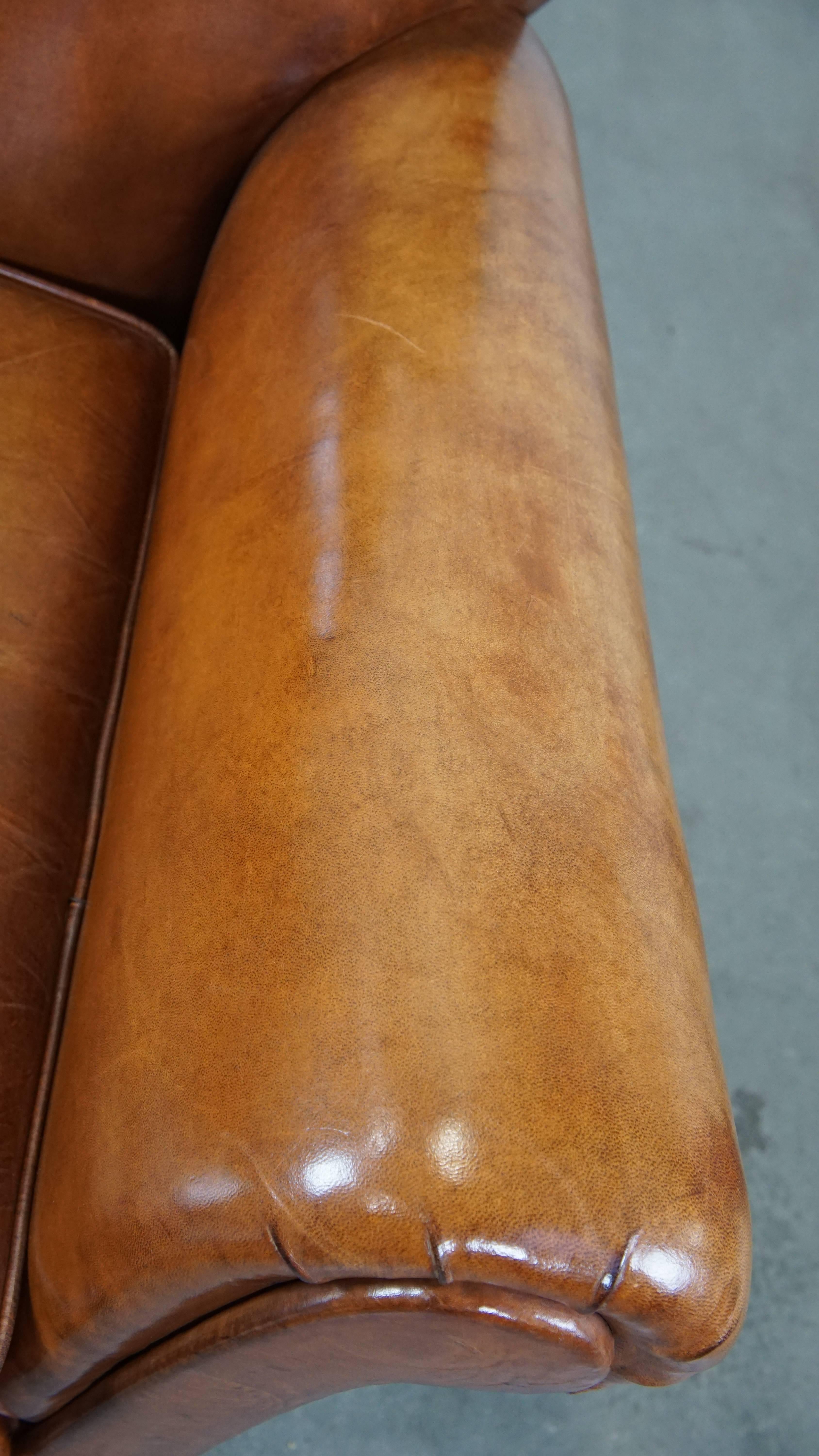 Fauteuil confortable en cuir de mouton ancien de couleur cognac avec une belle apparence en vente 2