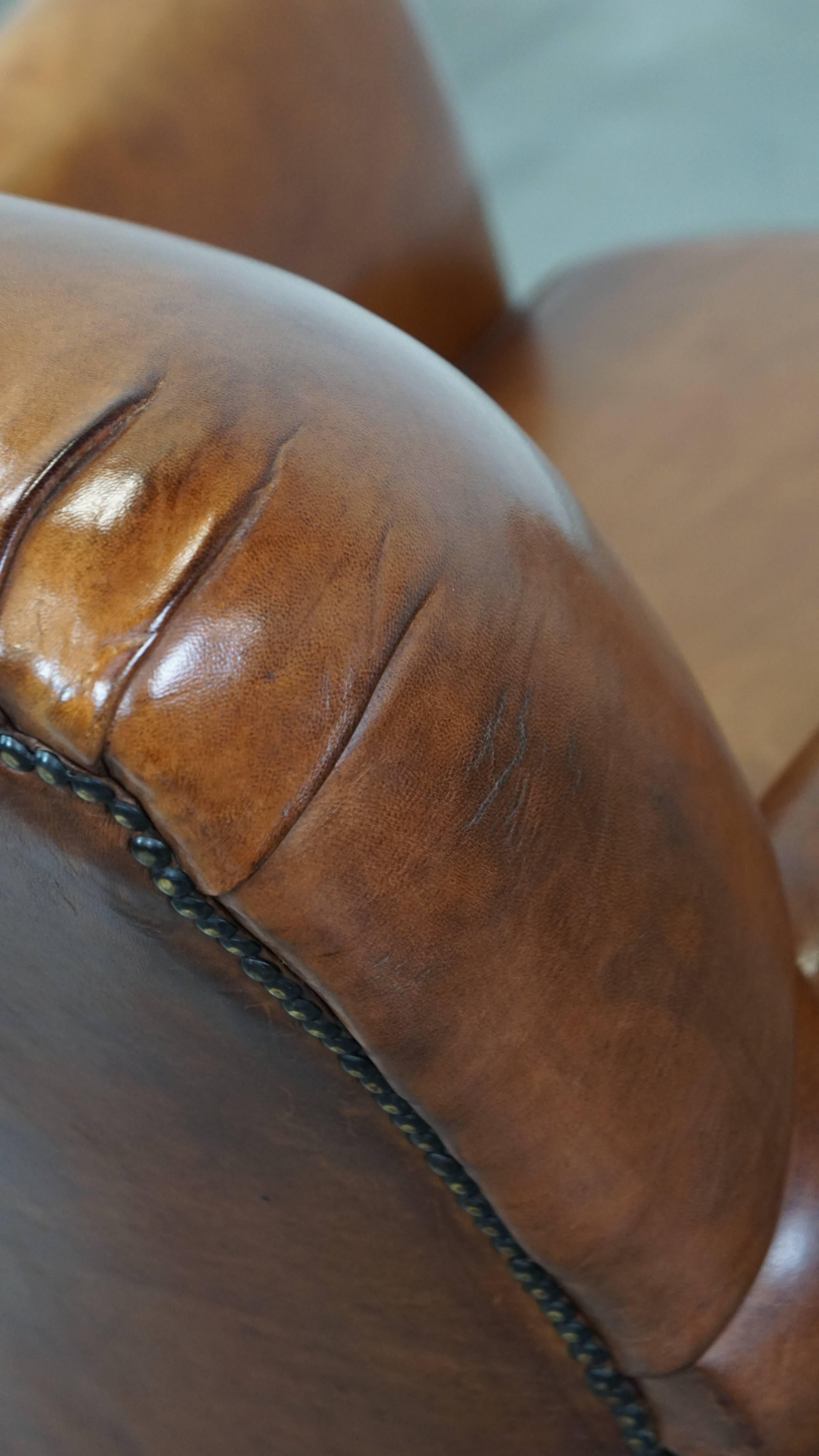 Fauteuil confortable en cuir de mouton ancien de couleur cognac avec une belle apparence en vente 3
