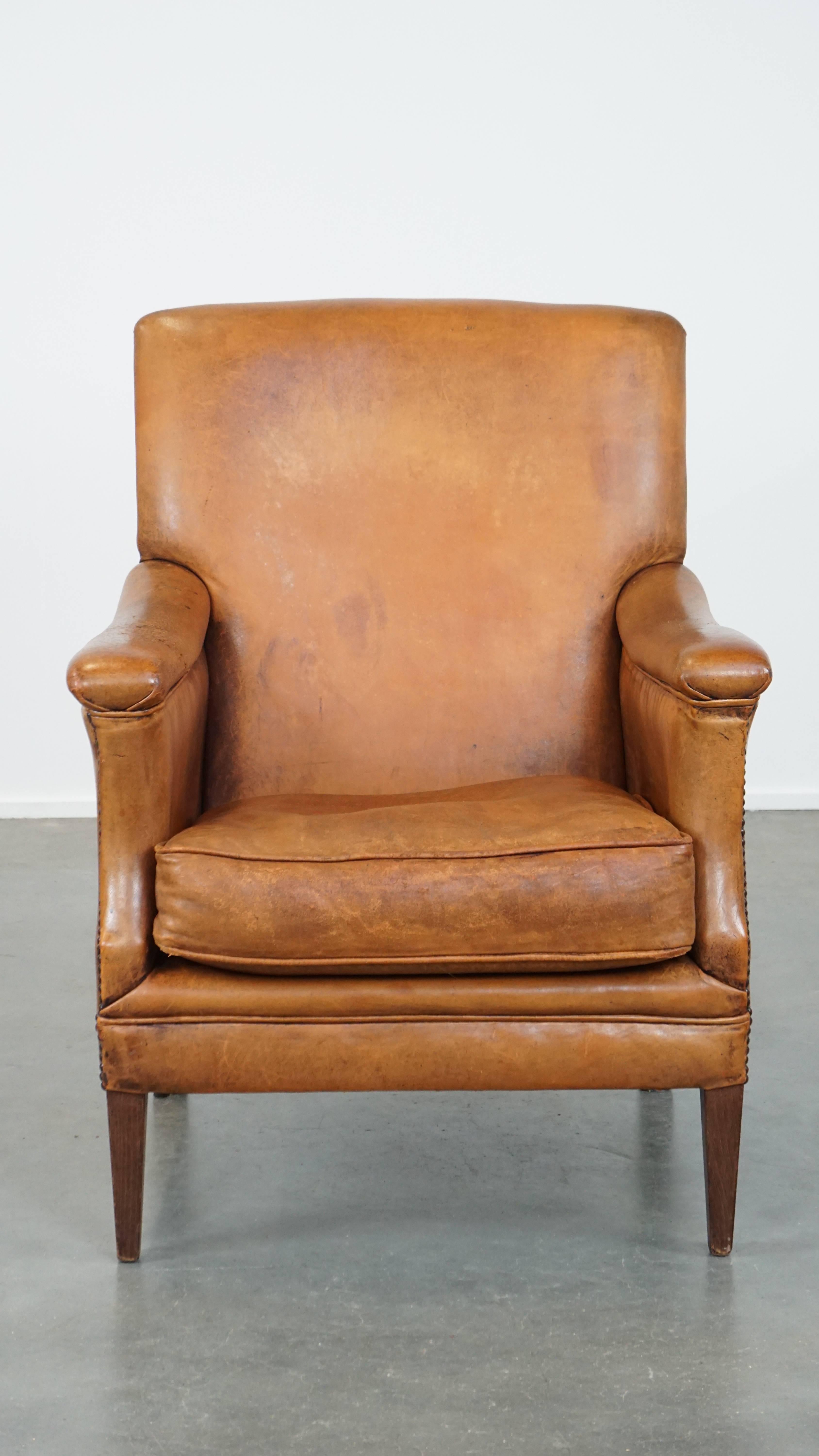 This fantastic sheepskin leather armchair is a true eye-catcher that, if you ask us, should not be missing in any interior. It features straight, sleek lines and a stunning cognac color. Over the years, it has developed a beautiful patina. This