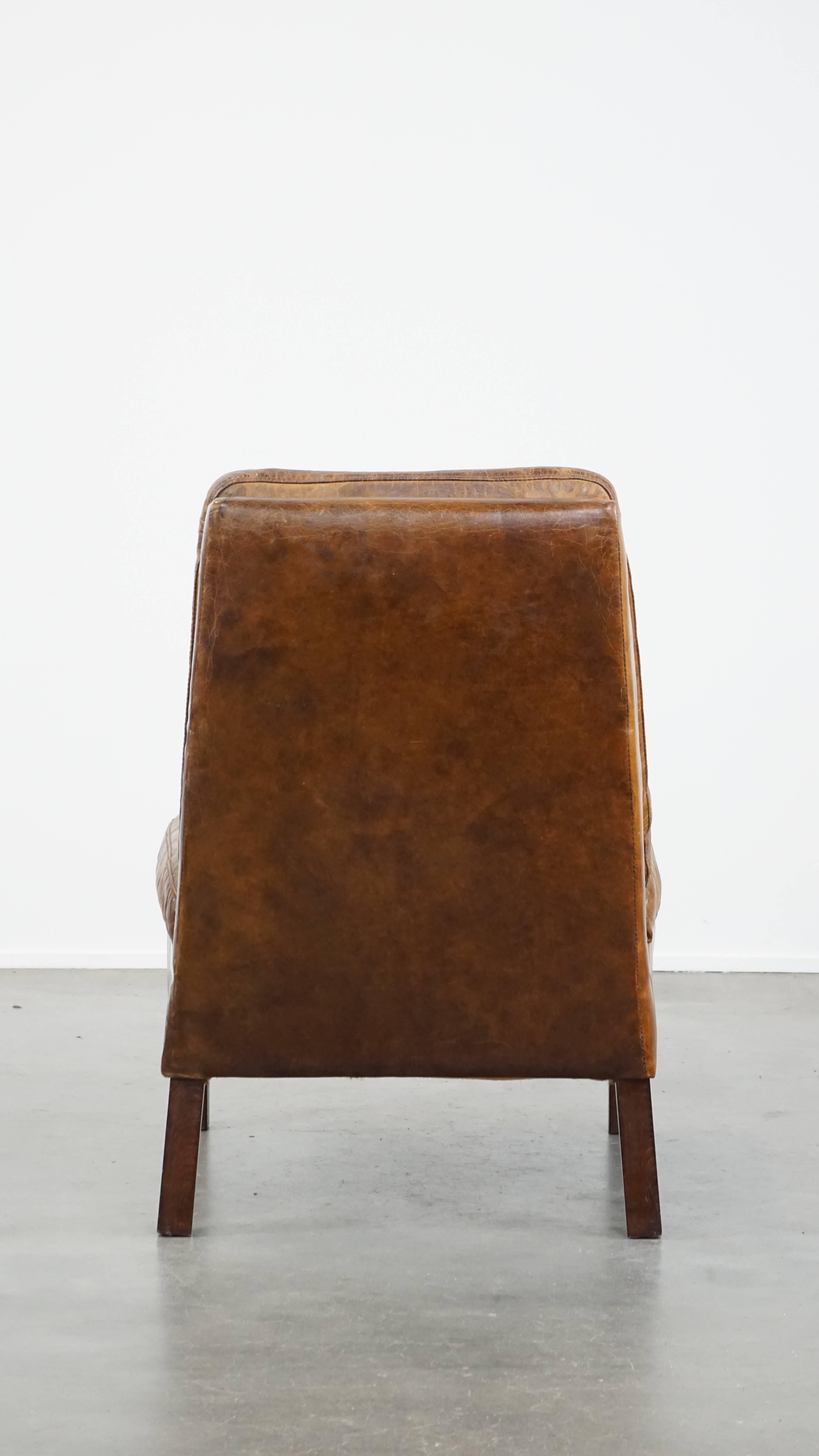 Comfortable cow leather lounge chair with a unique design and beautiful patina In Good Condition For Sale In Harderwijk, NL