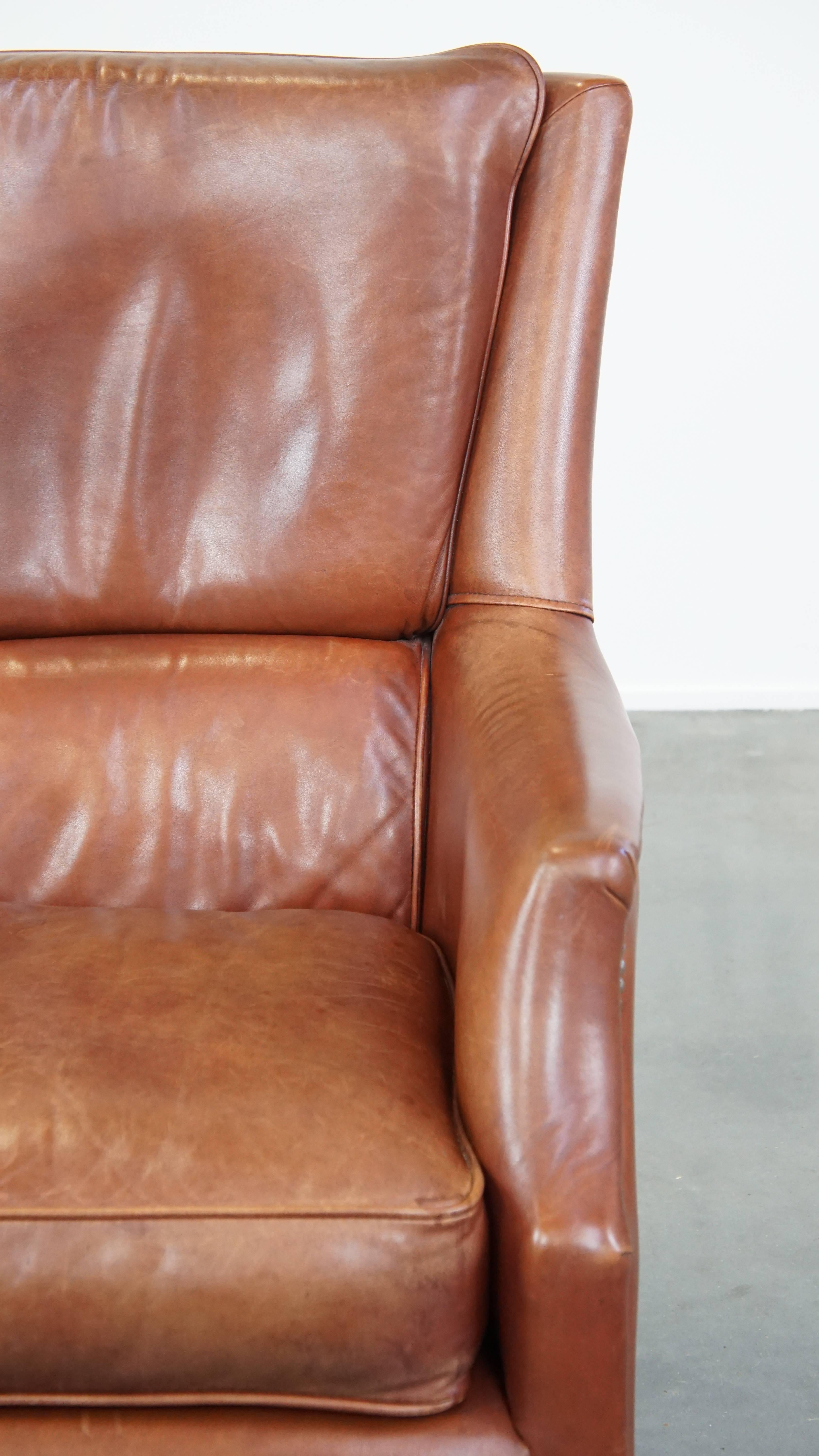 Fauteuil confortable en cuir de vache en bon état, fini avec des clous décoratifs en vente 4