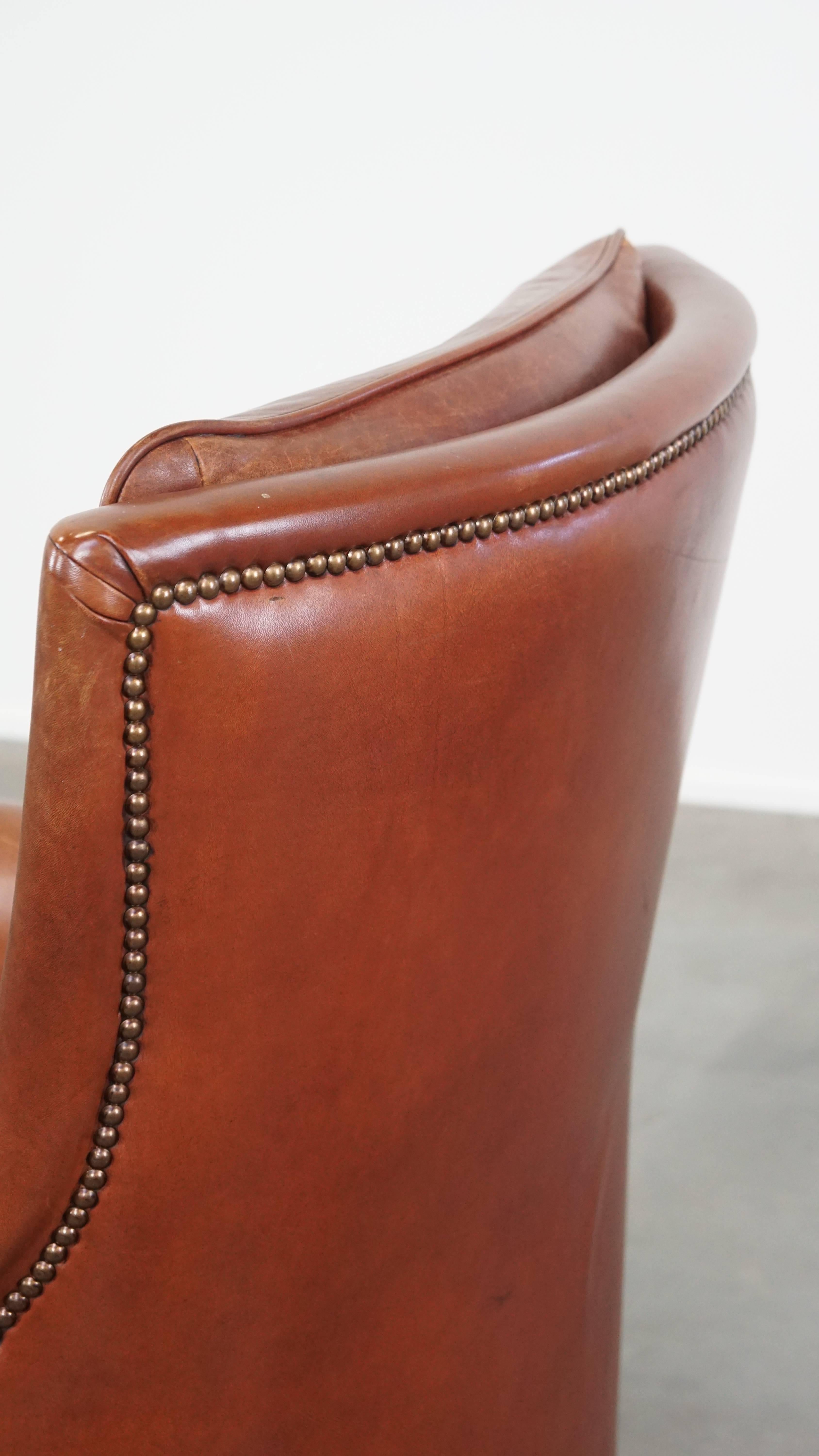 Fauteuil confortable en cuir de vache en bon état, fini avec des clous décoratifs en vente 6