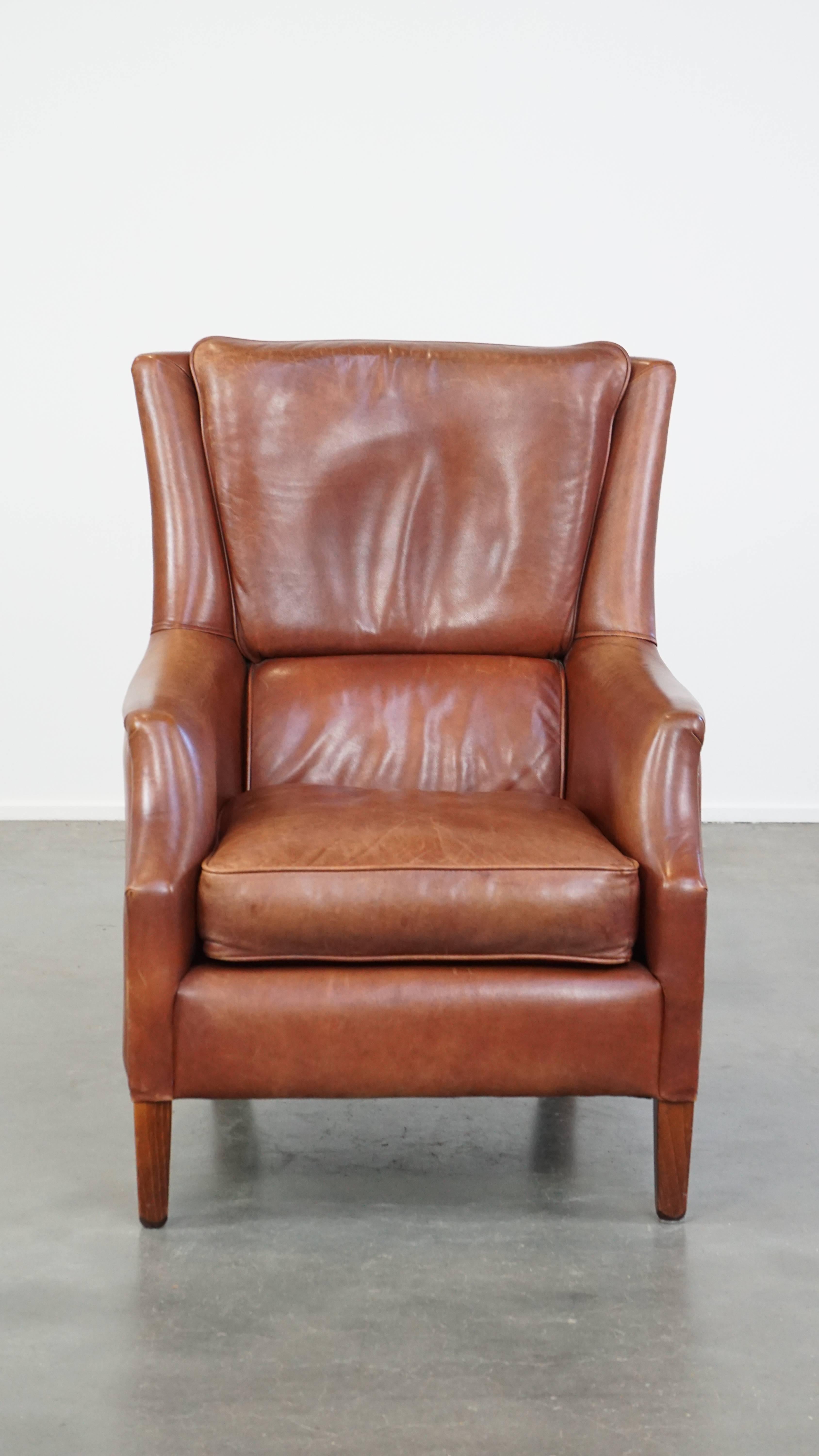 Offert ce en bon état, intemporel et correct fauteuil confortable en cuir de vache fini avec des clous décoratifs.

Cet étonnant fauteuil en peau de vache peut facilement trouver sa place dans presque tous les intérieurs. Sa couleur cognac chaude et