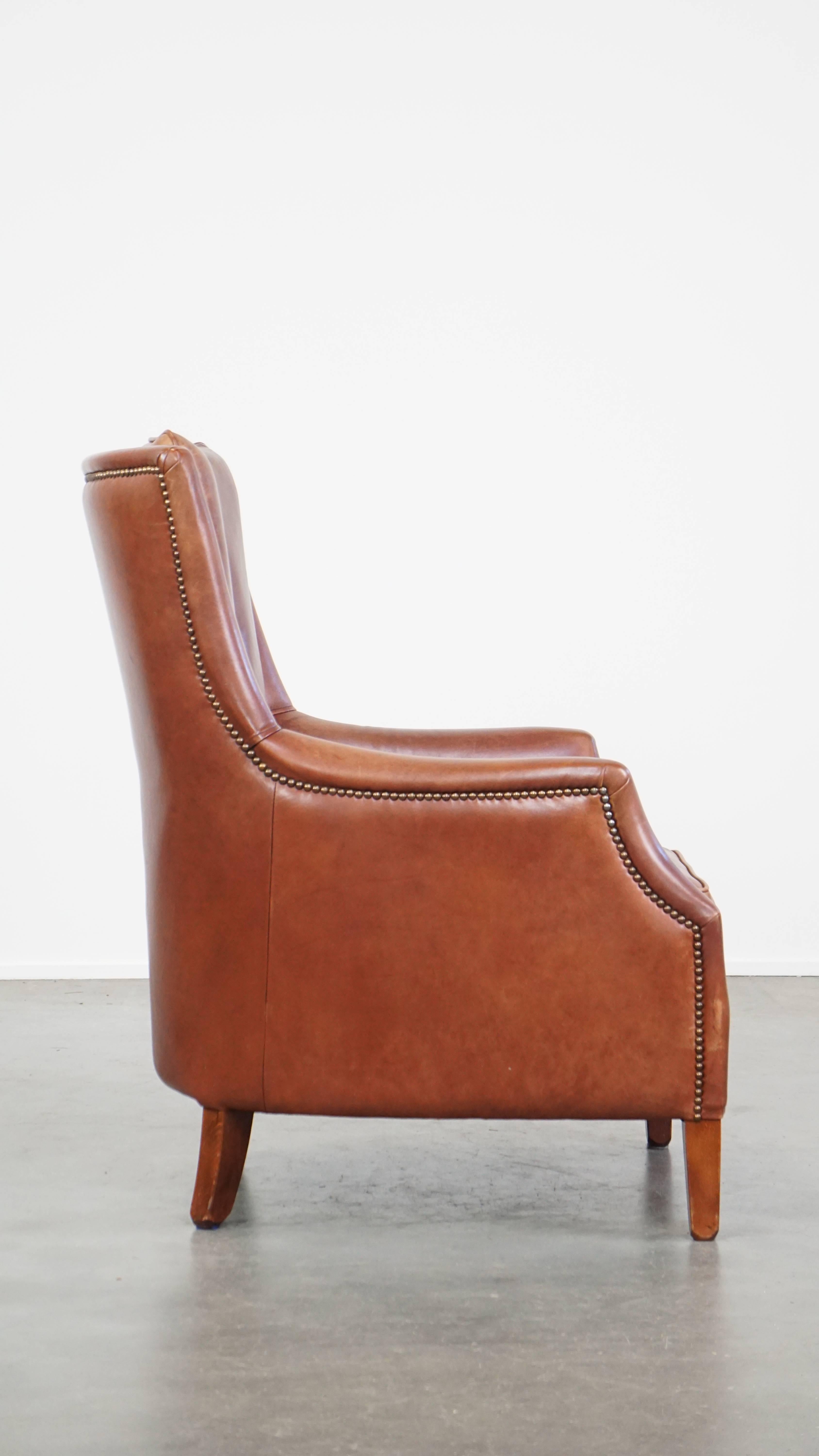 Fait main Fauteuil confortable en cuir de vache en bon état, fini avec des clous décoratifs en vente